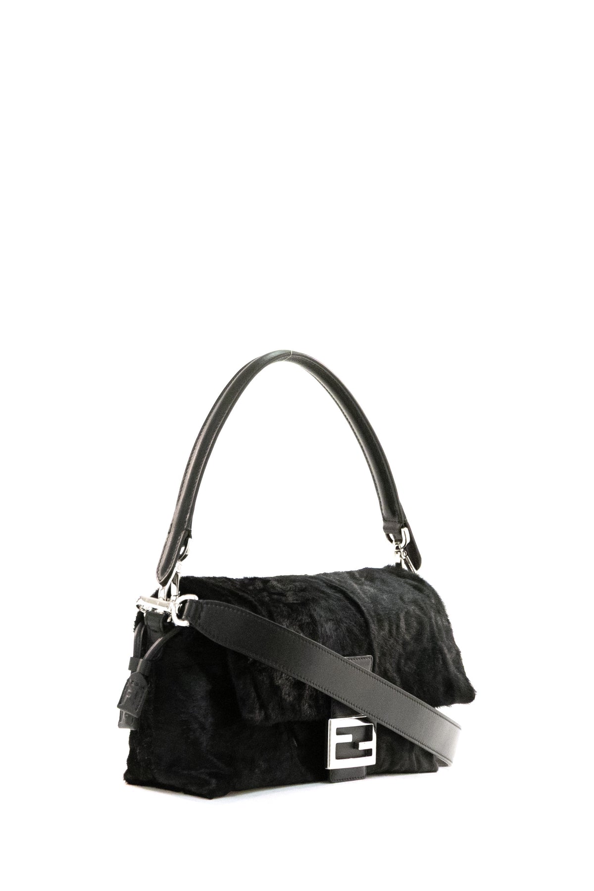FENDI Borsa Baguette® Soft Media in cavallino ondulato di colore nero, vista 2