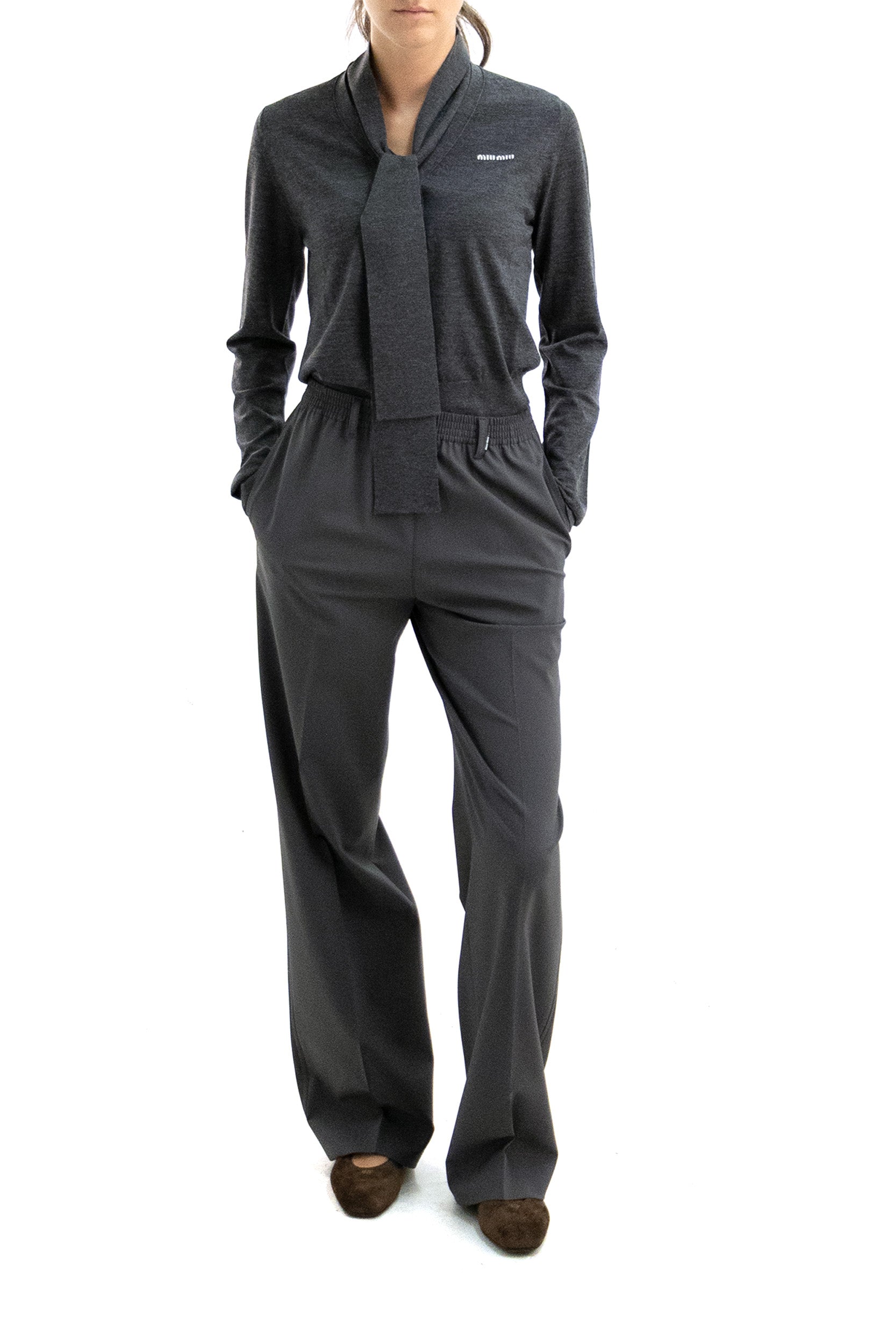 Pantaloni in lana stretch di colore grigio<BR/> MP2047 S OOO 17L4 F063H MIU MIU
