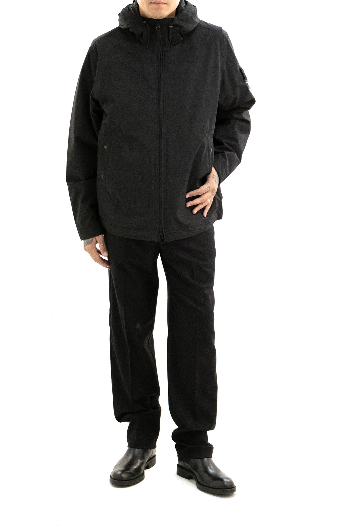 STONE ISLAND Giacca in tessuto tecnico di colore nero, vista 2