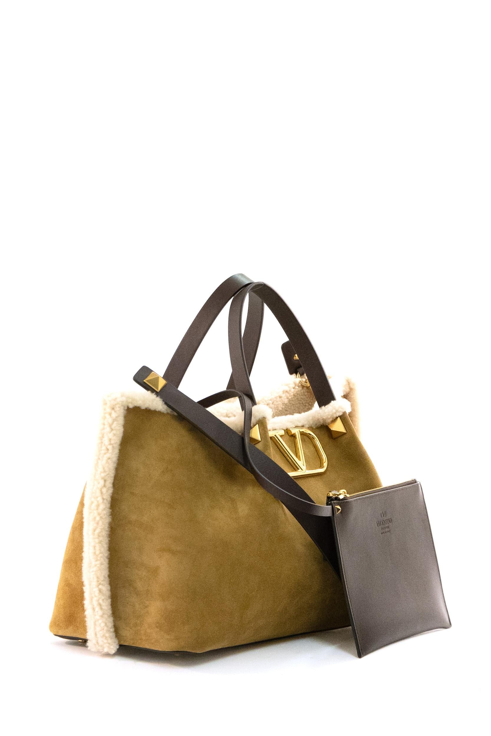 Borsa VLogo Medium in suede color beige con fodera in montone<BR/> 7W0B0R44UVT A8G VALENTINO GARAVANI