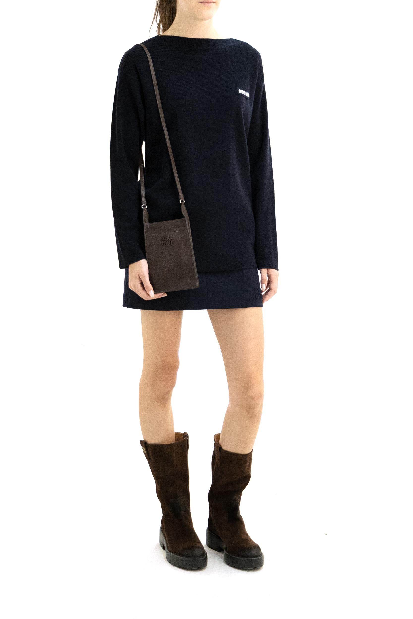 Pullover in lana a coste sottili di colore blu<BR/> MML06W S OOO 1903 F0008 MIU MIU