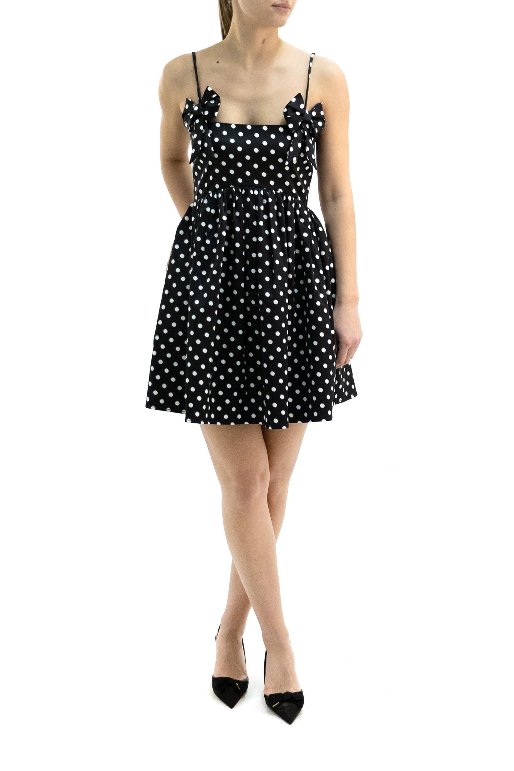 Abito in raso a pois di colore nero e bianco<BR/> A1030193 099 GANNI