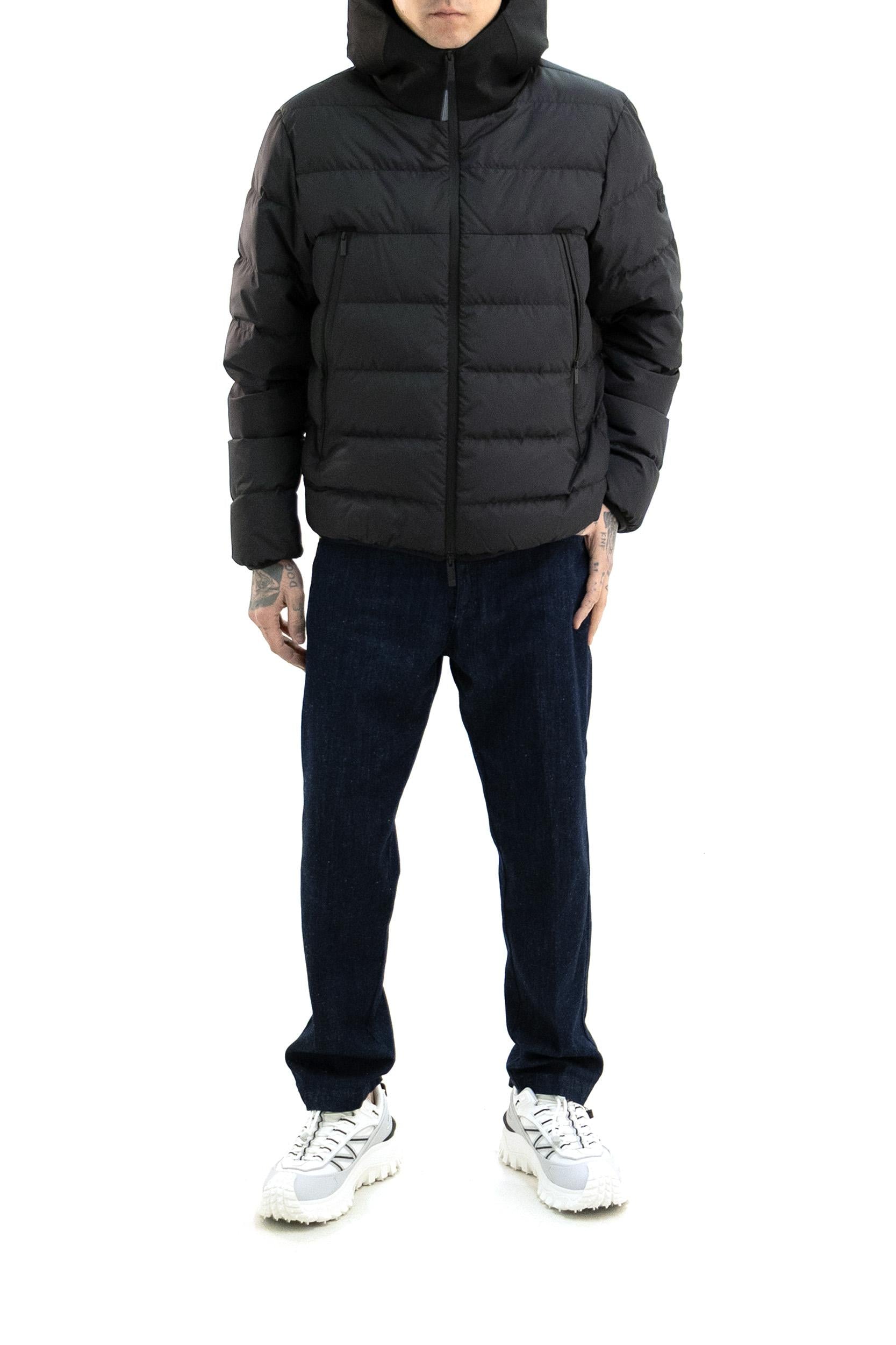 Piumino Vega in tessuto tecnico di colore nero<BR/> 1A000-27 597U5 999 MONCLER