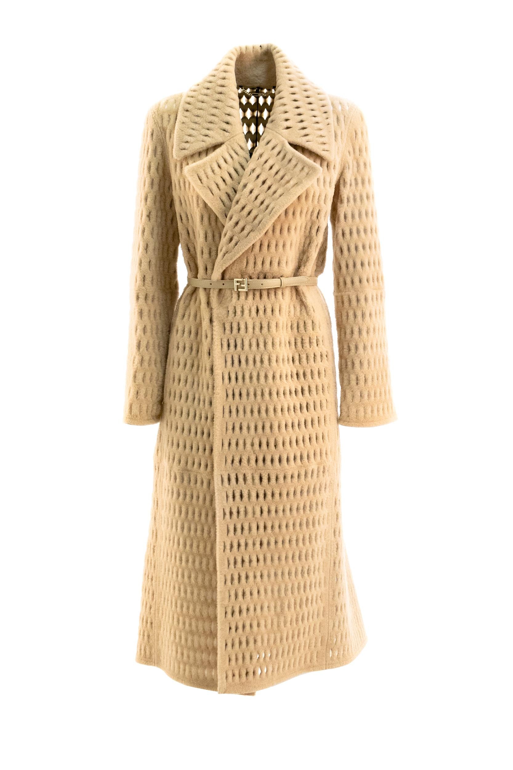 Cappotto in montone di colore beige<BR/> FM5415 AWYL F0QJ6 FENDI