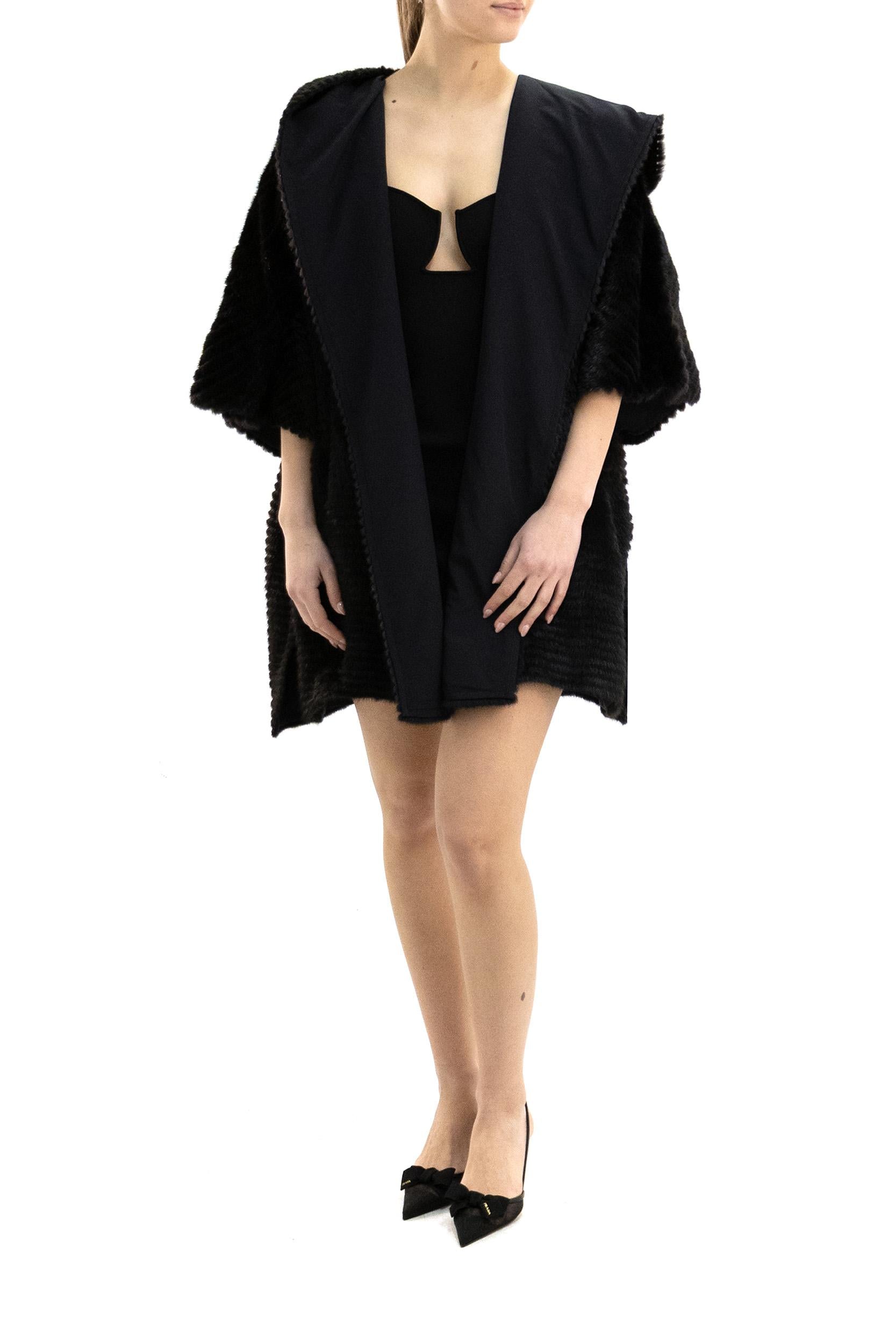 Poncho in Visone con Cappuccio<BR/> FNZ663 AONZ F0GME FENDI