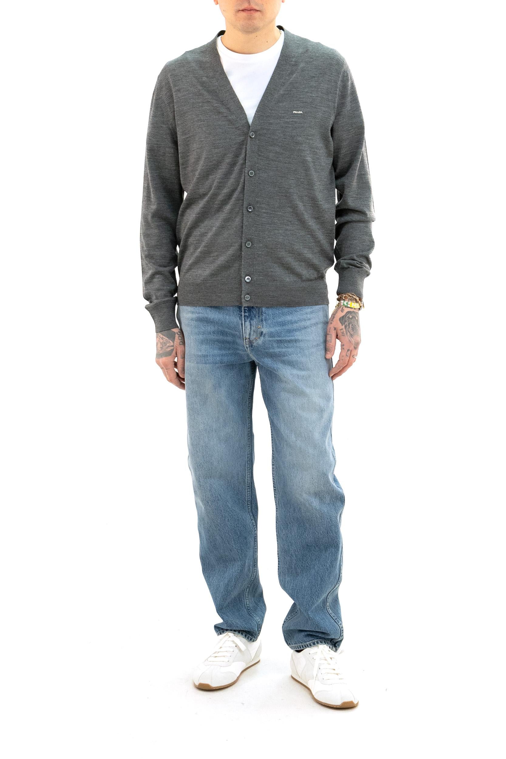 Cardigan in lana vergine di colore grigio <BR/> UMG426 S OOO 18DY F0480 PRADA