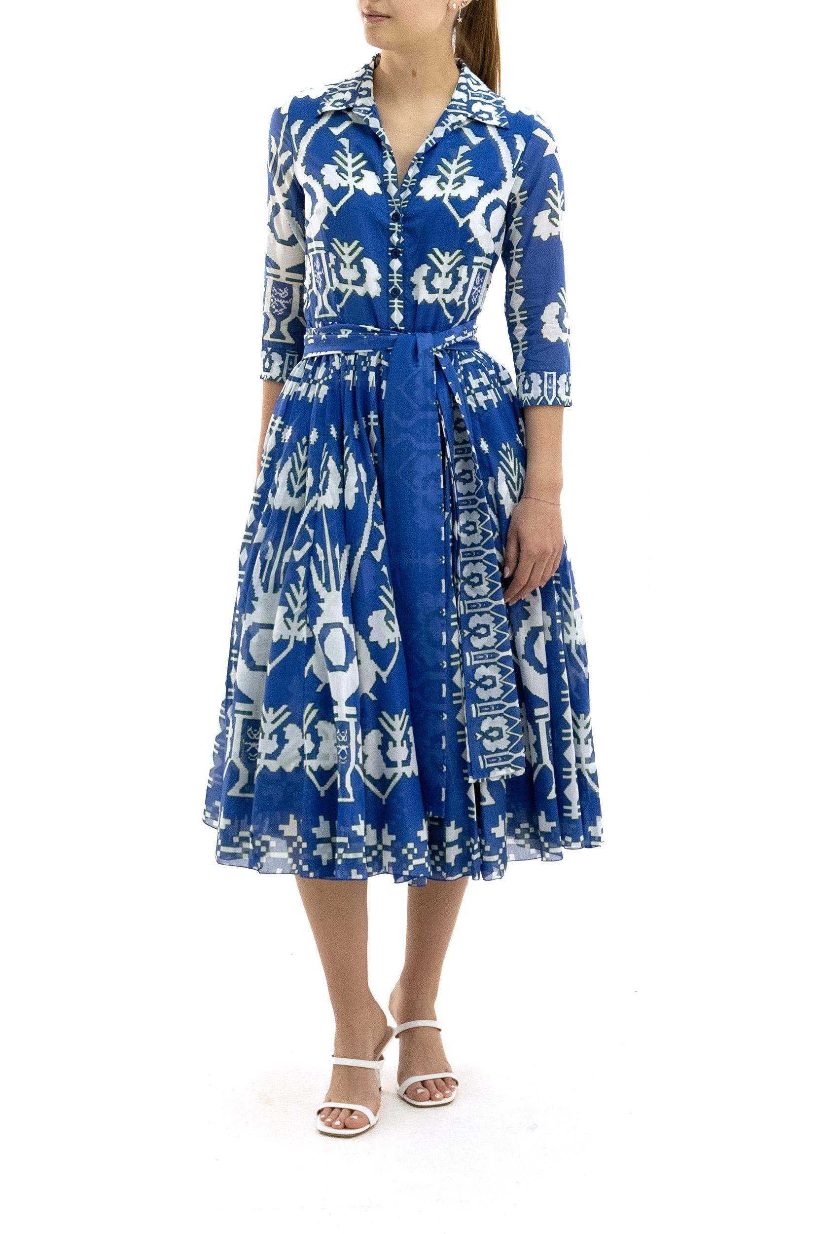 Abito Chemisier Aster in mussola di cotone con stampa gometrica di colore blu e bianco<BR/> ASTER DRESS/KOS COBALT BLUE S-SUNG
