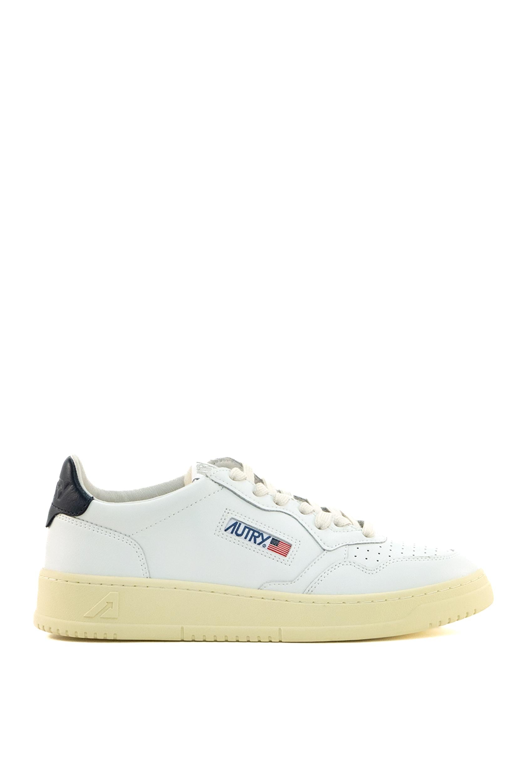 Sneakers Medalist low-top in pelle color bianco con tallonetta blu. AULM LL12 WHT/SPACE AUTRY
