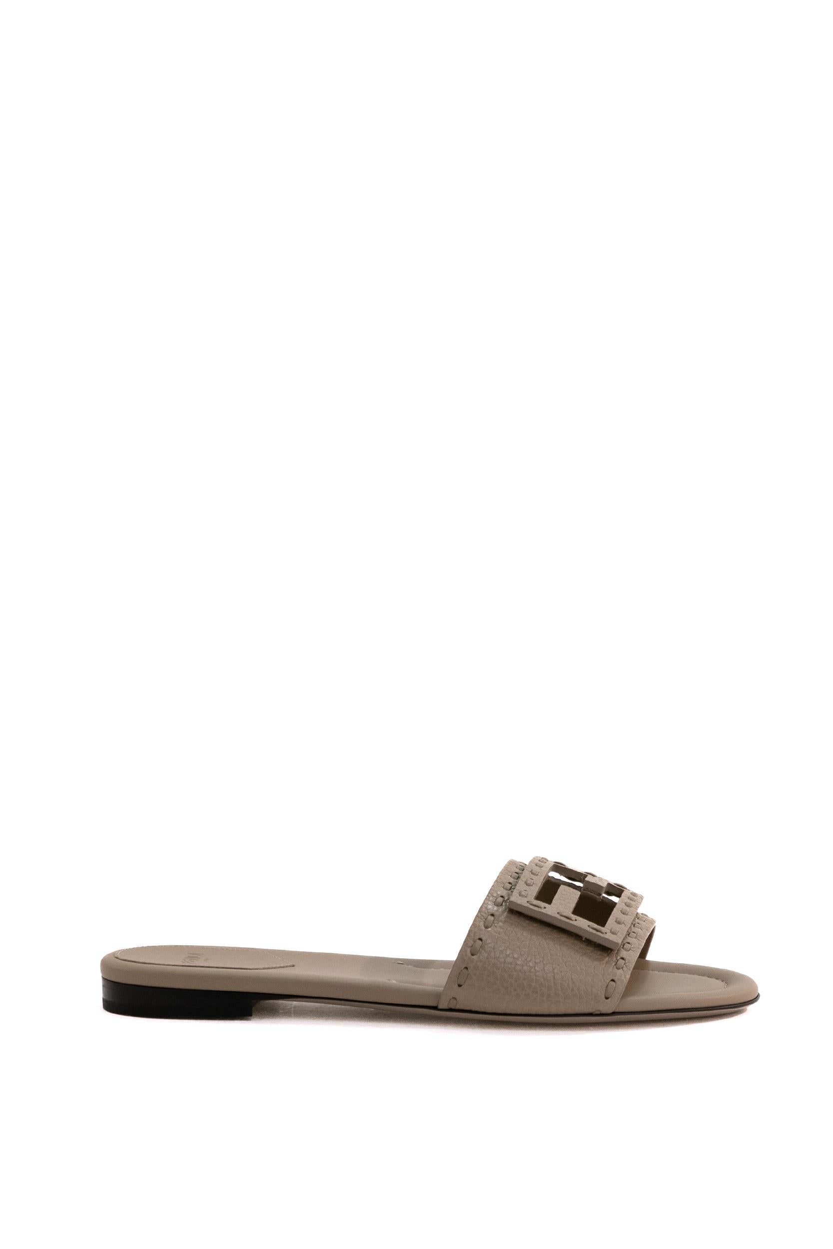 Sandali Baguette slide in pelle martellatacolor tortora 8R8136 AQY2 F1MXM FENDI
