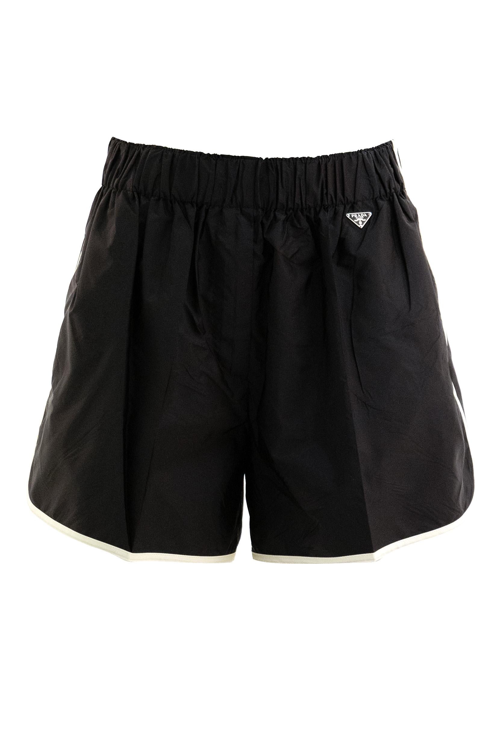 Shorts in Re-Nylon di colore nero<BR/> 22H941 S OOO 1WQ9 F0Q1I PRADA