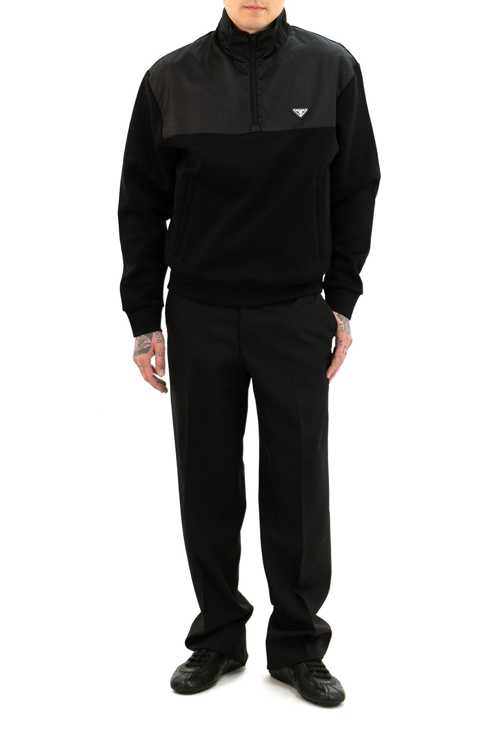 Felpa in cotone e Re-Nylon di colore nero<BR/> UJL20D S OOO 11JE F0806 PRADA