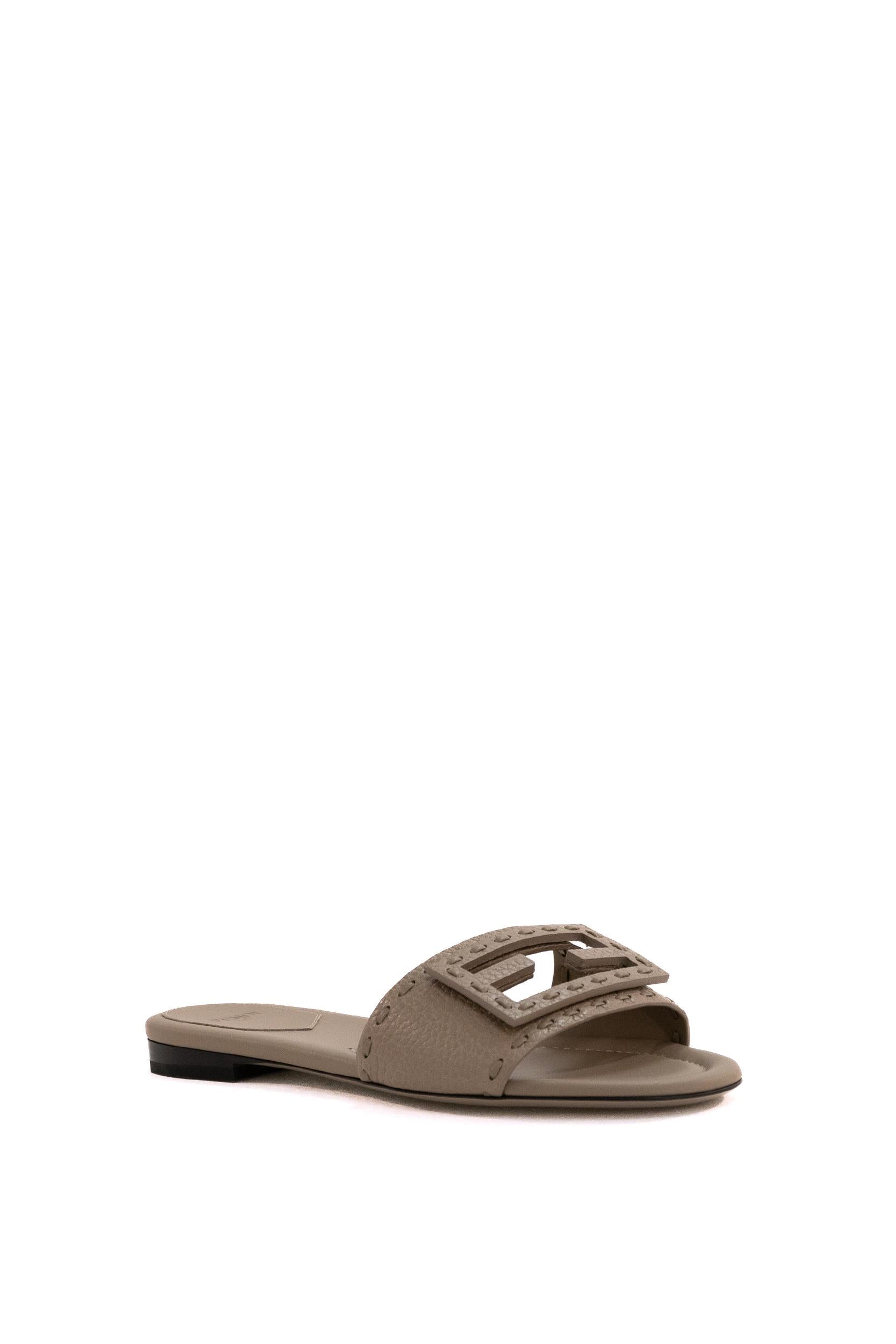 Sandali Baguette slide in pelle martellatacolor tortora 8R8136 AQY2 F1MXM FENDI
