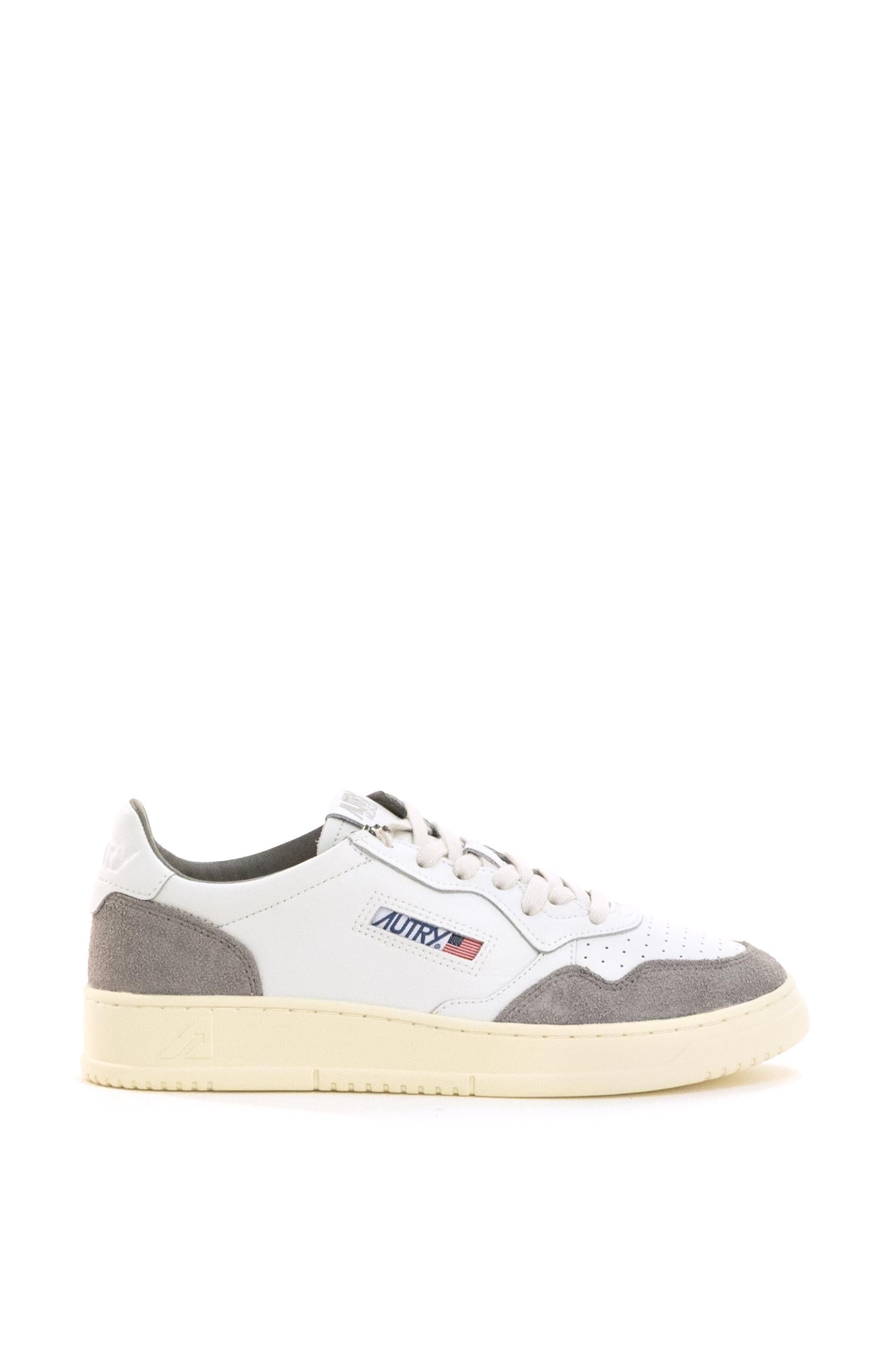 Sneakers Medalist in pelle liscia di colore bianco<BR/> AULM FT15 WHT/CEMENTTO AUTRY