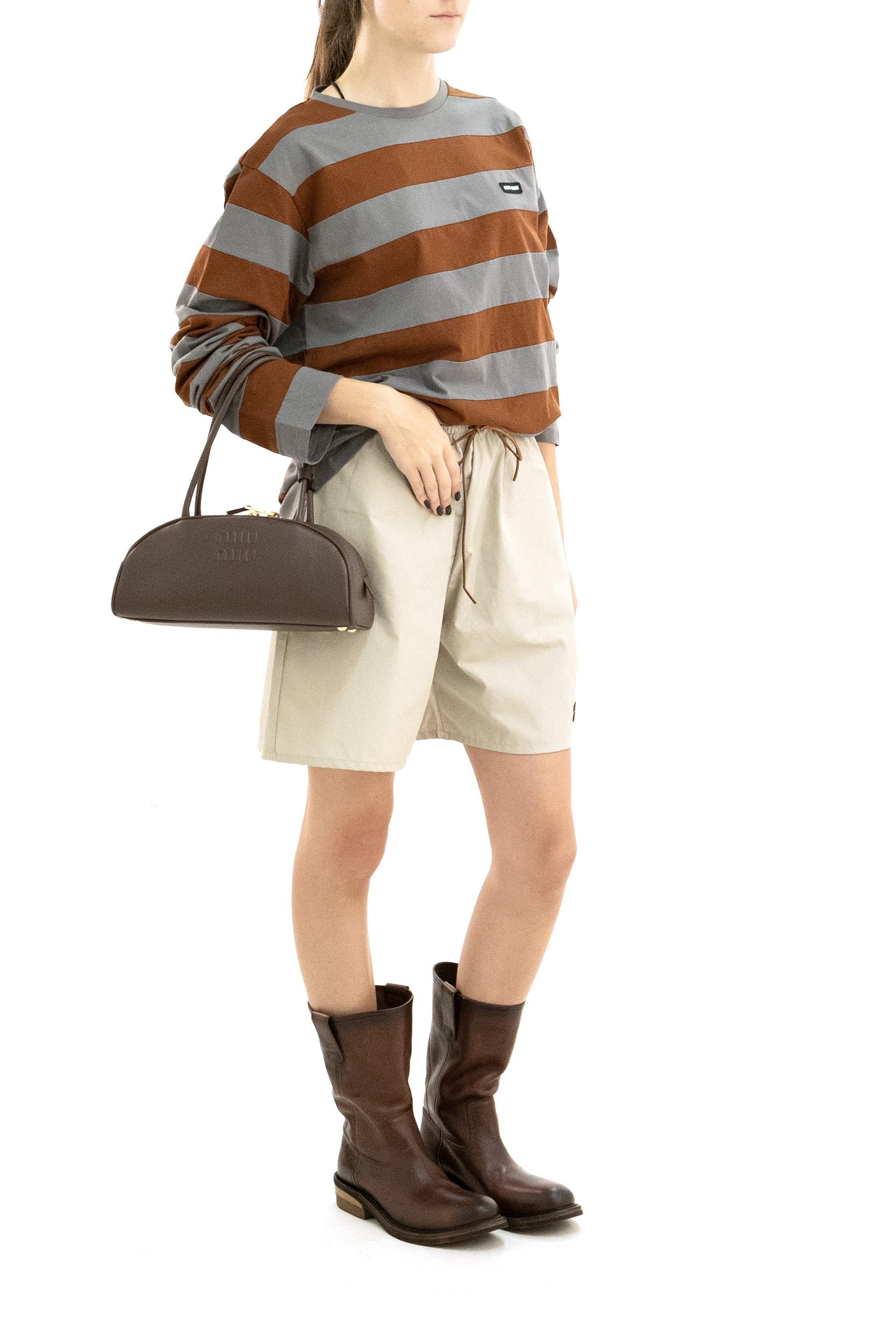 T-shirt in jersey a righe di colore grigio e tabacco<BR/> MJLA59 S OOO 195L F0VC7 MIU MIU