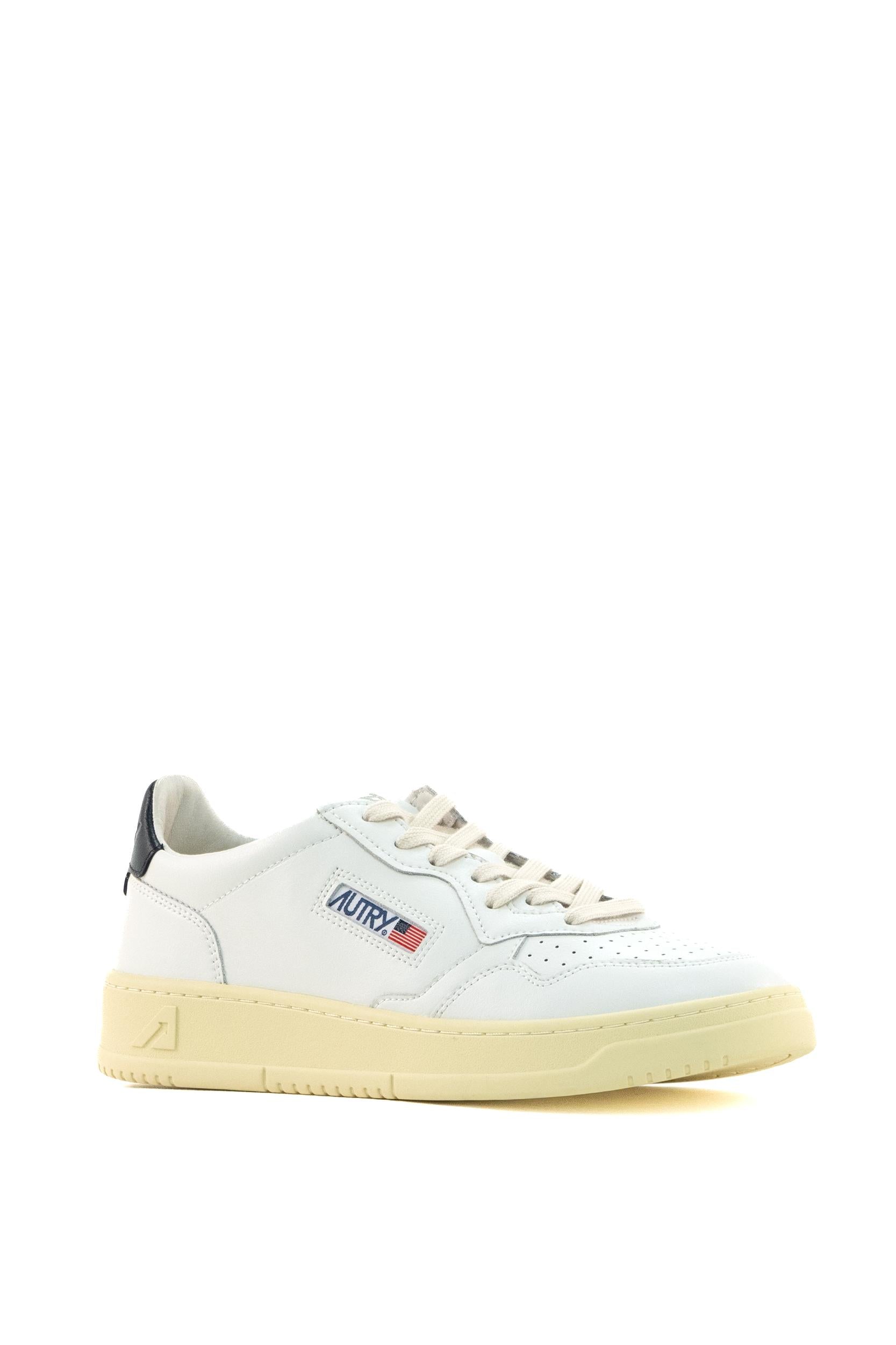 Sneakers Medalist low-top in pelle color bianco con tallonetta blu. AULM LL12 WHT/SPACE AUTRY