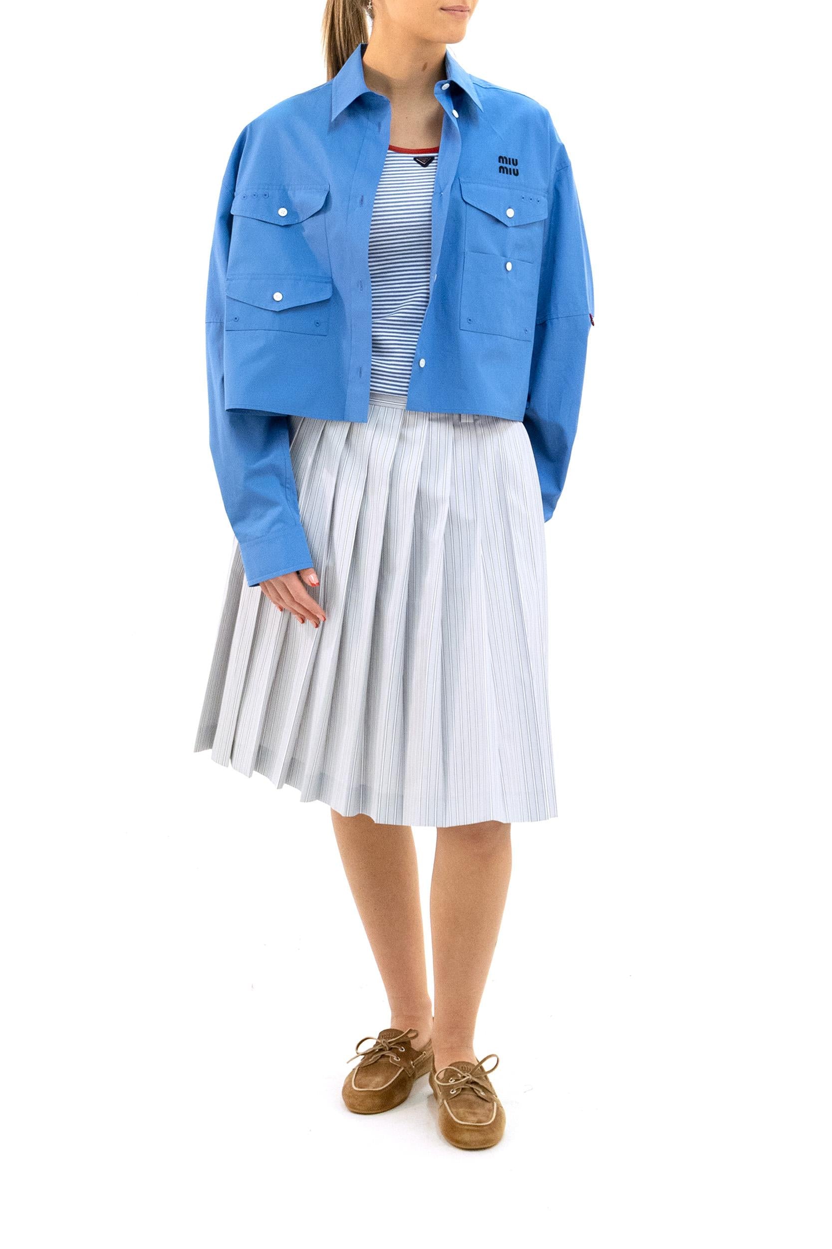 Gonna plissé in popeline a righe di colore bianco e azzurro<BR/> MG2052 S OOO 180U F0424 MIU MIU