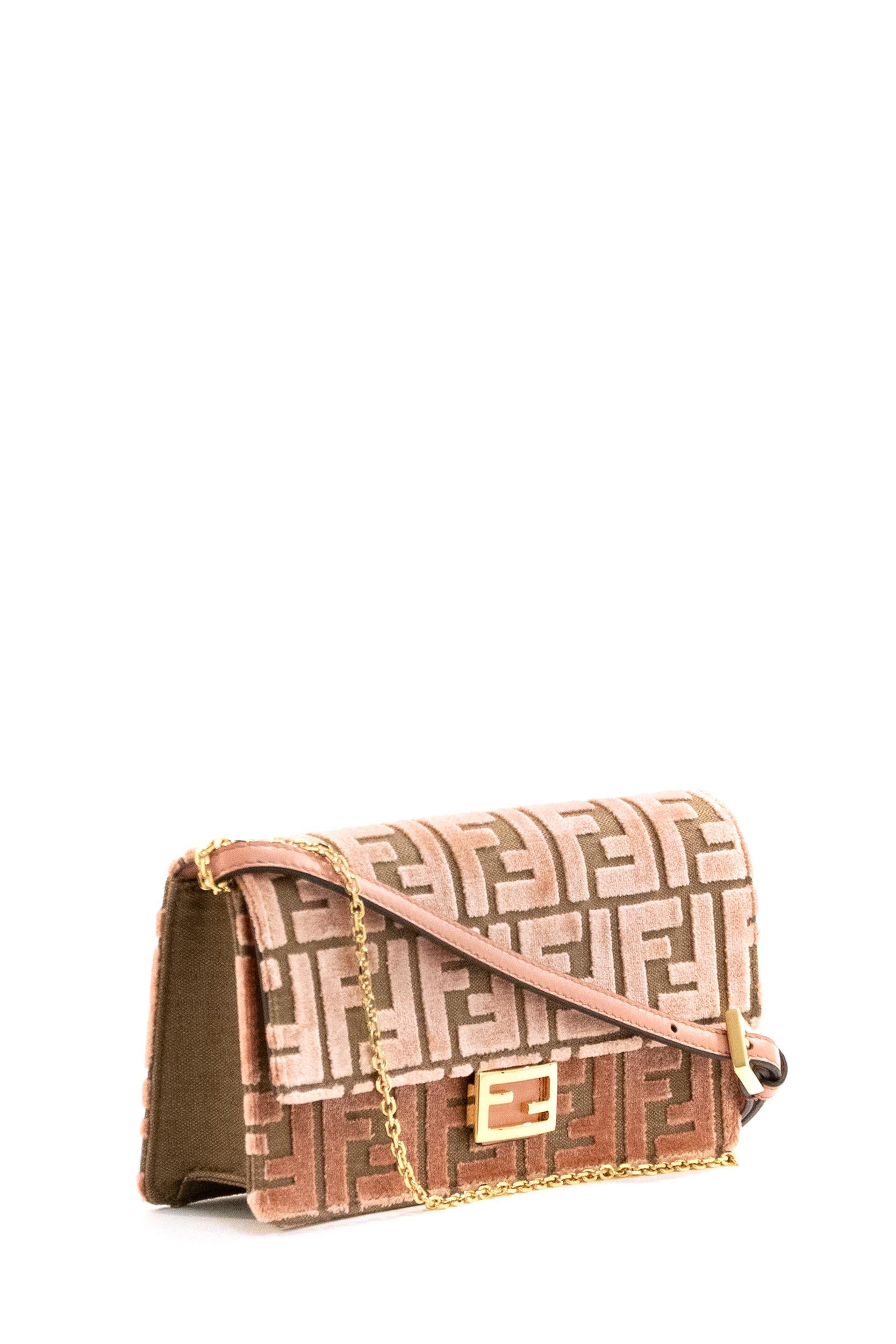 Portafoglio Baguette in velluto jaquard con motivo FF a rilievo di colore rosa<BR/><BR/> 8M0498 AT14 F13VM FENDI