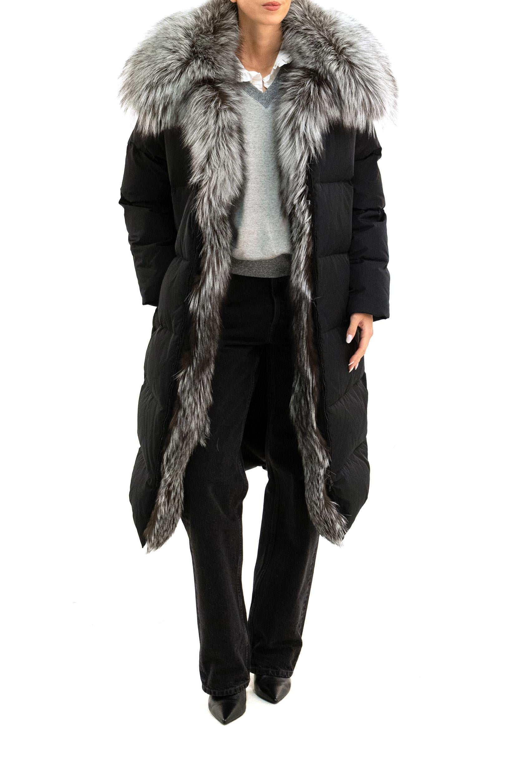 Piumino lungo di colore nero con collo in volpe<BR/> 26WYM02310D0TM C99 YVES SALOMON