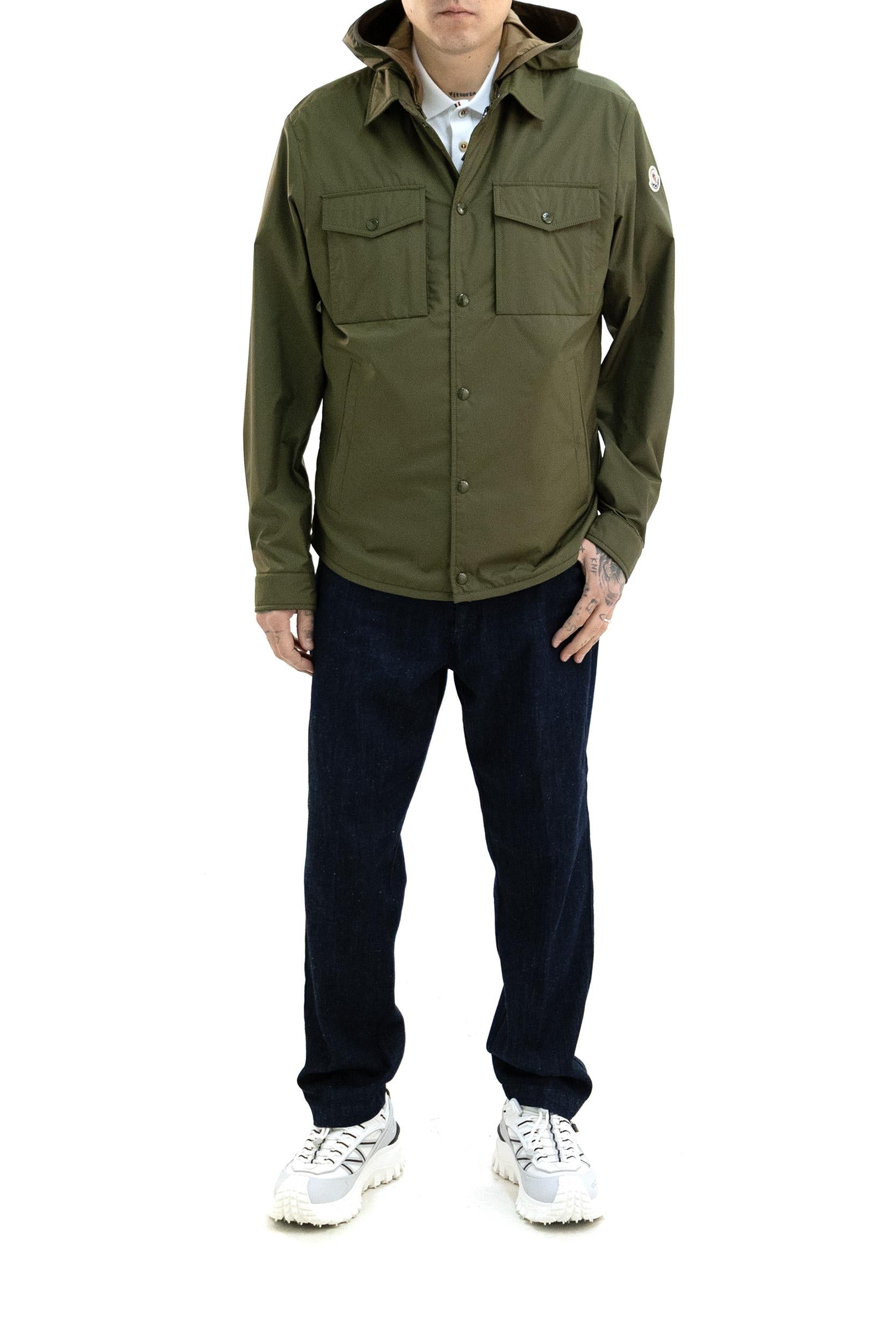 Giubbotto Chirano in tessuto tecnico di colore verde militare<BR/> 1G000-22 597YW 818 MONCLER