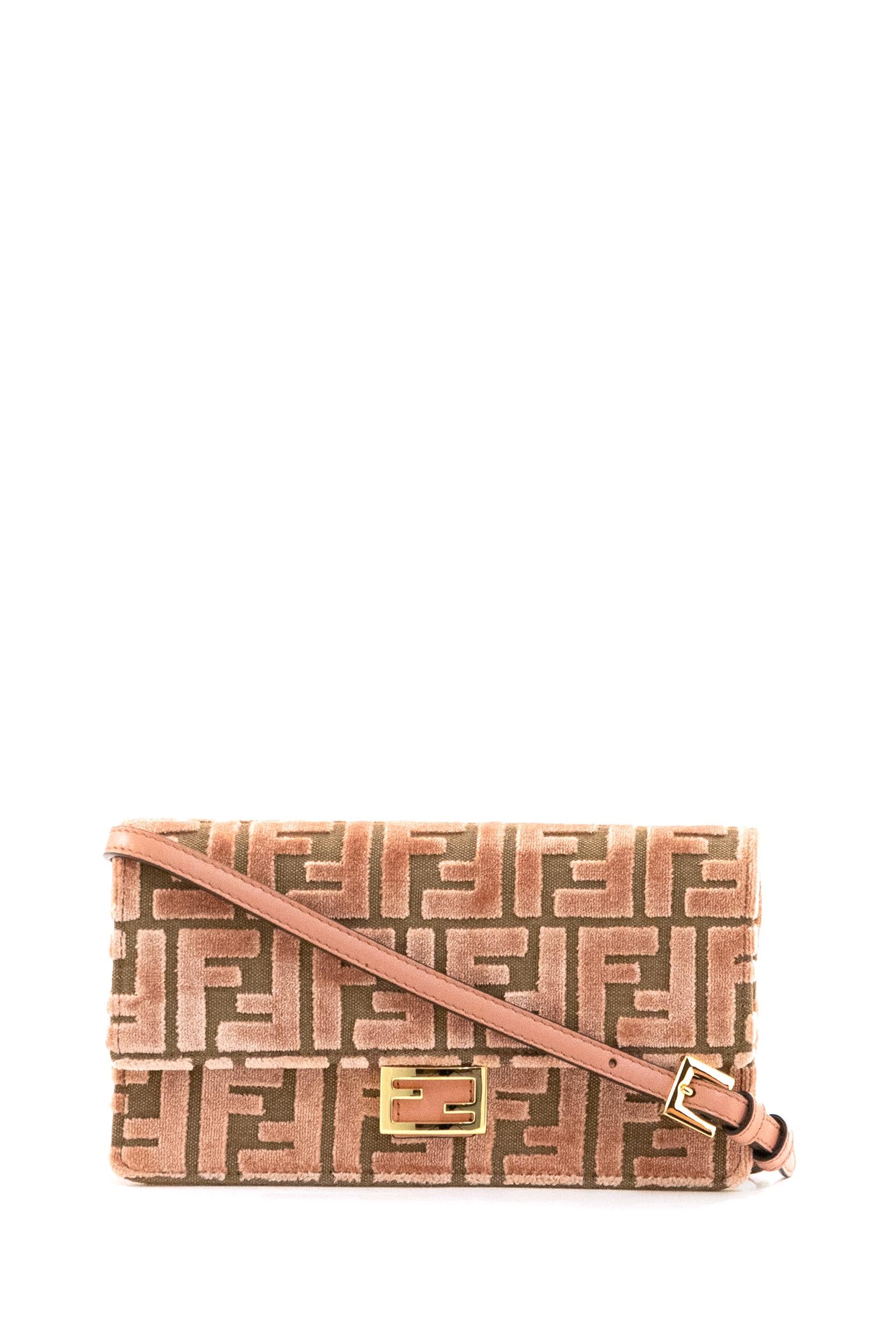 Portafoglio Baguette in velluto jaquard con motivo FF a rilievo di colore rosa<BR/><BR/> 8M0498 AT14 F13VM FENDI