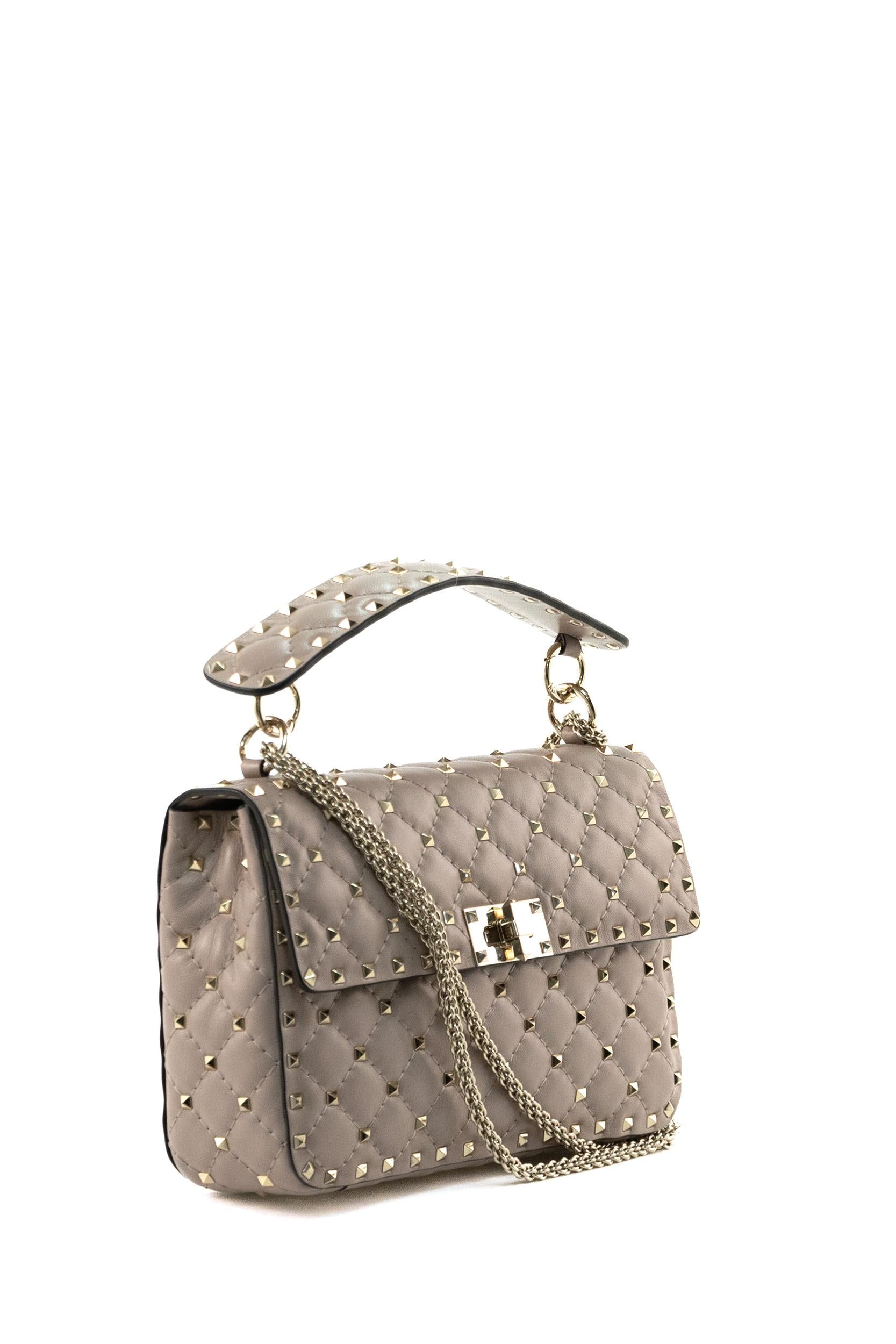 Borsa Rockstud Spike in pelle matelassè color nude chiaro. 8W0B0122NAP P45 VALENTINO GARAVANI