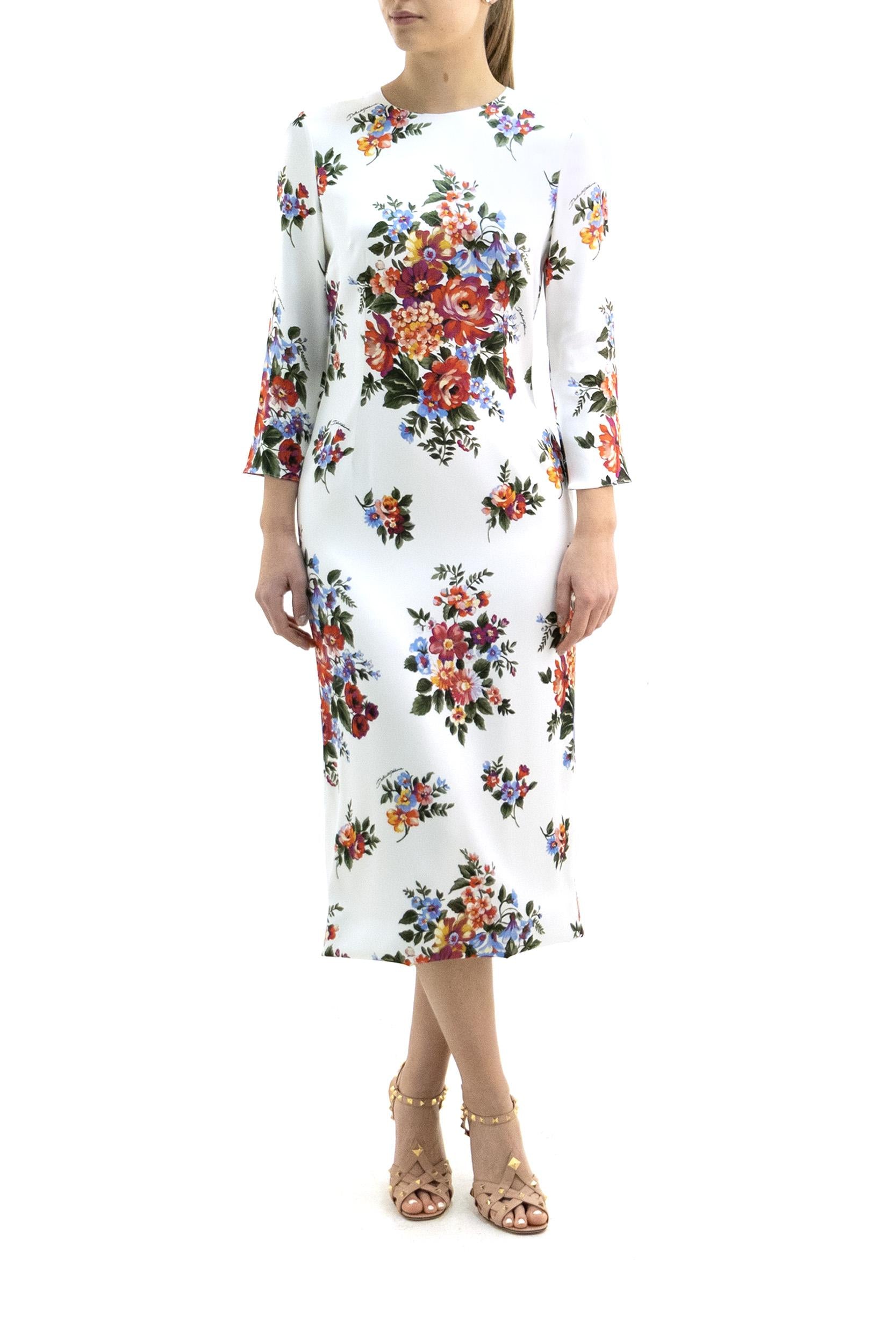 Abito tubino in raso di colore bianco con stampa mazzo di fiori multicolore<BR/> F612VT FSICE HA5ZO DOLCE & GABBANA