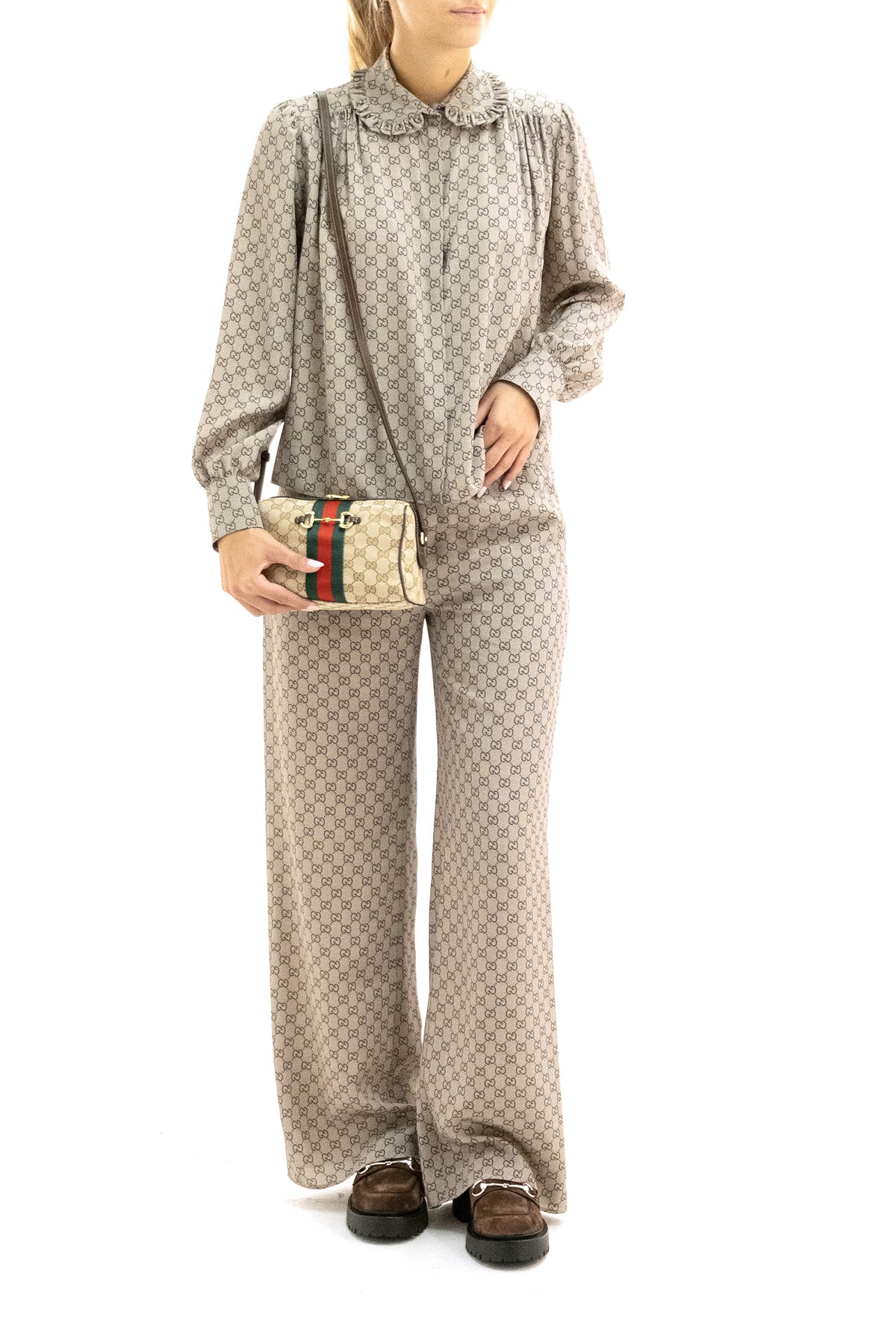 GUCCI Camicia in seta crêpe de chine con stampa GG beige e marrone, vista 2