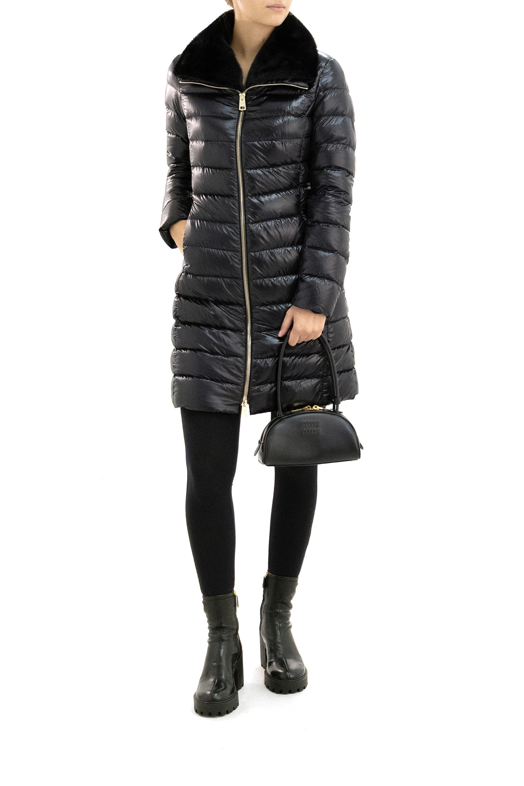 Piumino in nylon di colore nero <BR/> PI0650DIC M05 12017Z 9300 HERNO 