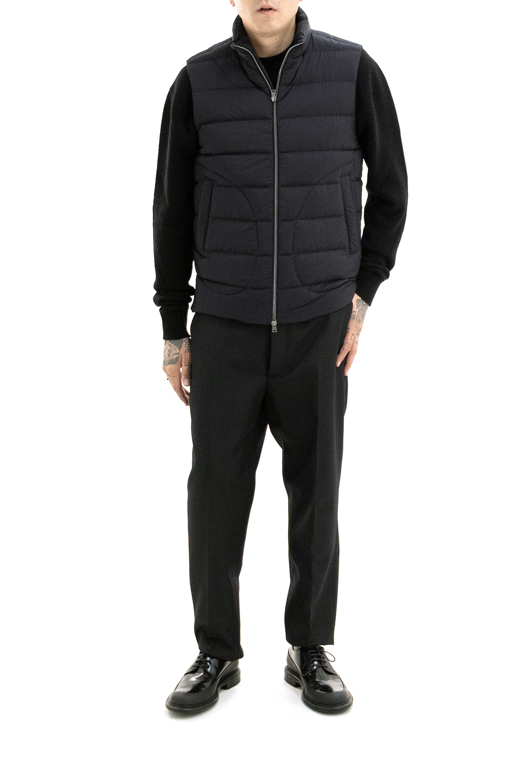 Gilet in nylon di colore nero <BR/> PI0018ULE 12456Z 9300 HERNO 
