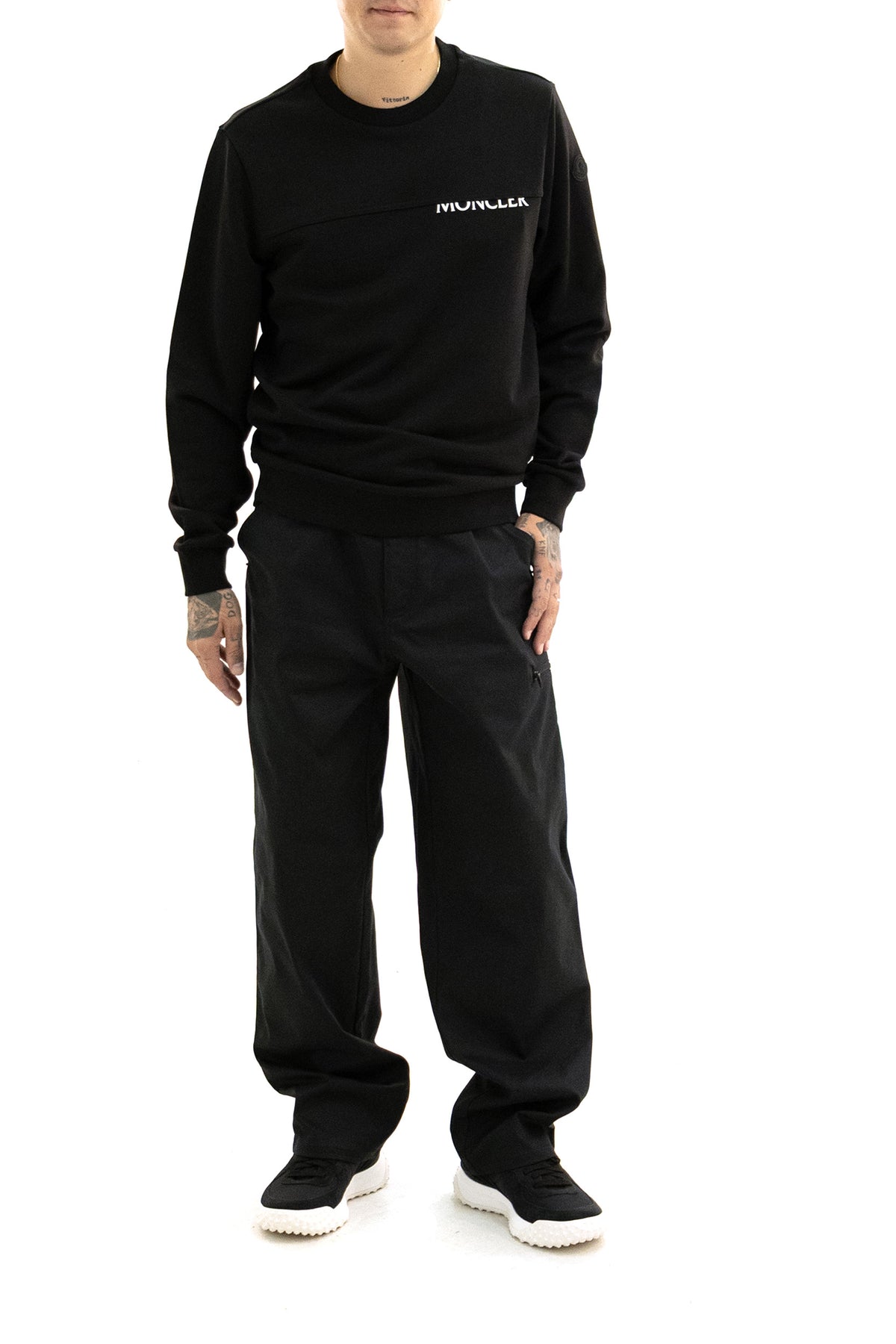 MONCLER Felpa in cotone di colore nero, view 2