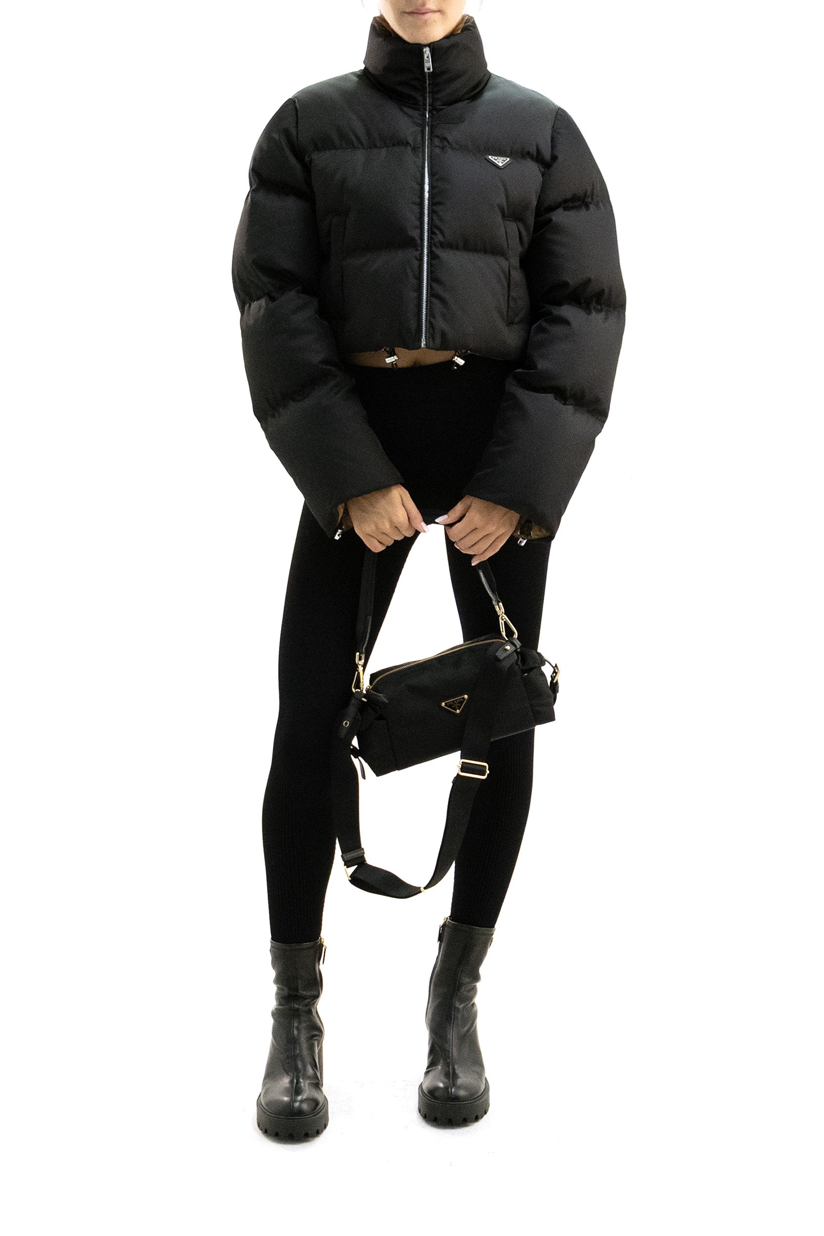 Piumino cropped in Re-Nylon di colore nero<BR/> 29D056 S OOO 1WQ8 F0002 PRADA 