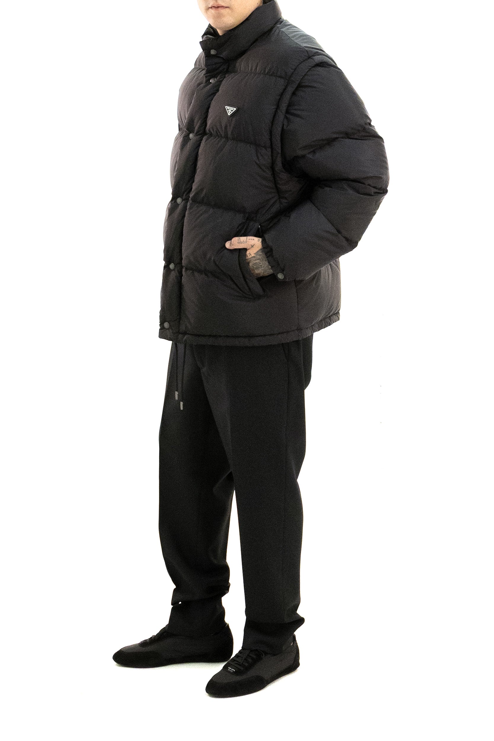 Piumino imbottito in Re-Nylon di colore nero<BR/> SGC863 S OOO 1WQ9 F0002 PRADA 