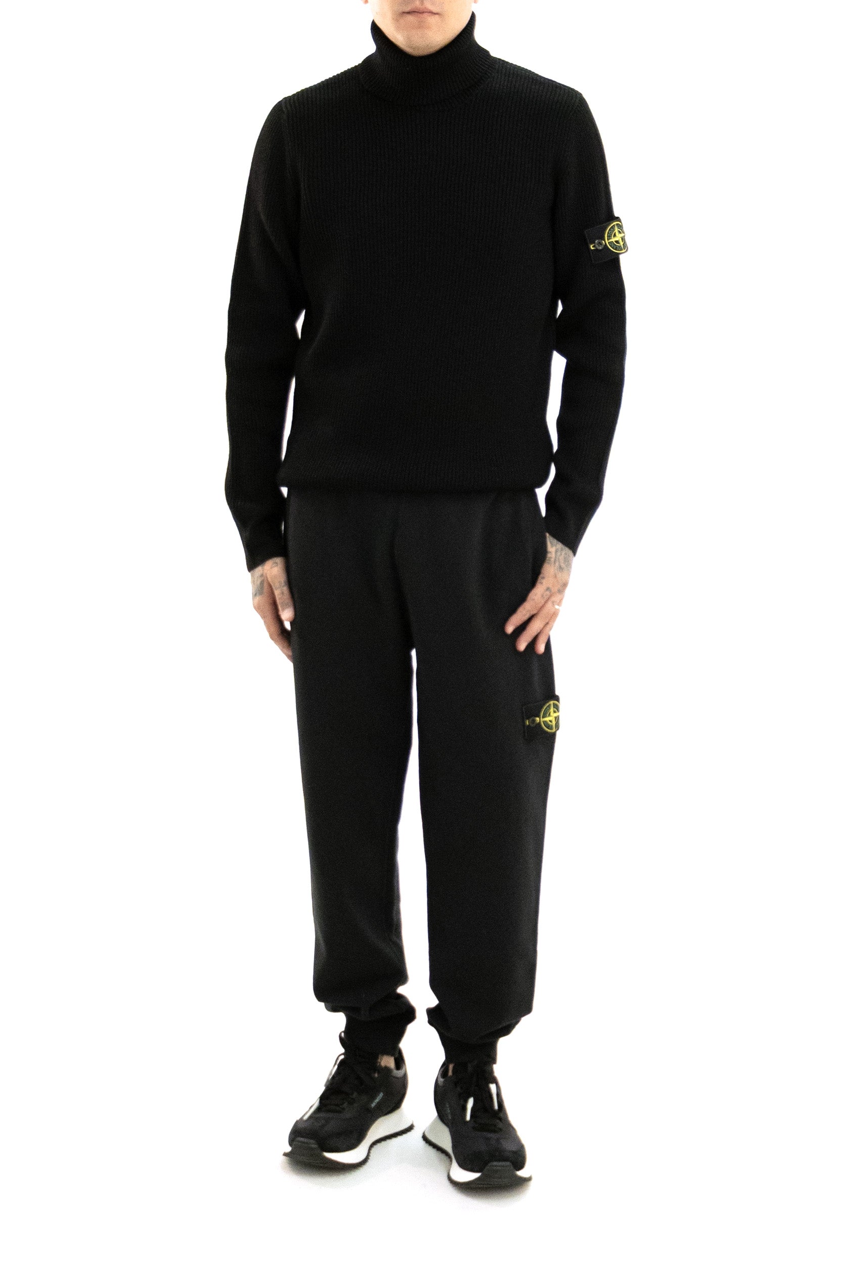 Pullover in lana a coste di colore nero <BR/> L2S155100052 S00C2 V0029 STONE ISLAND 