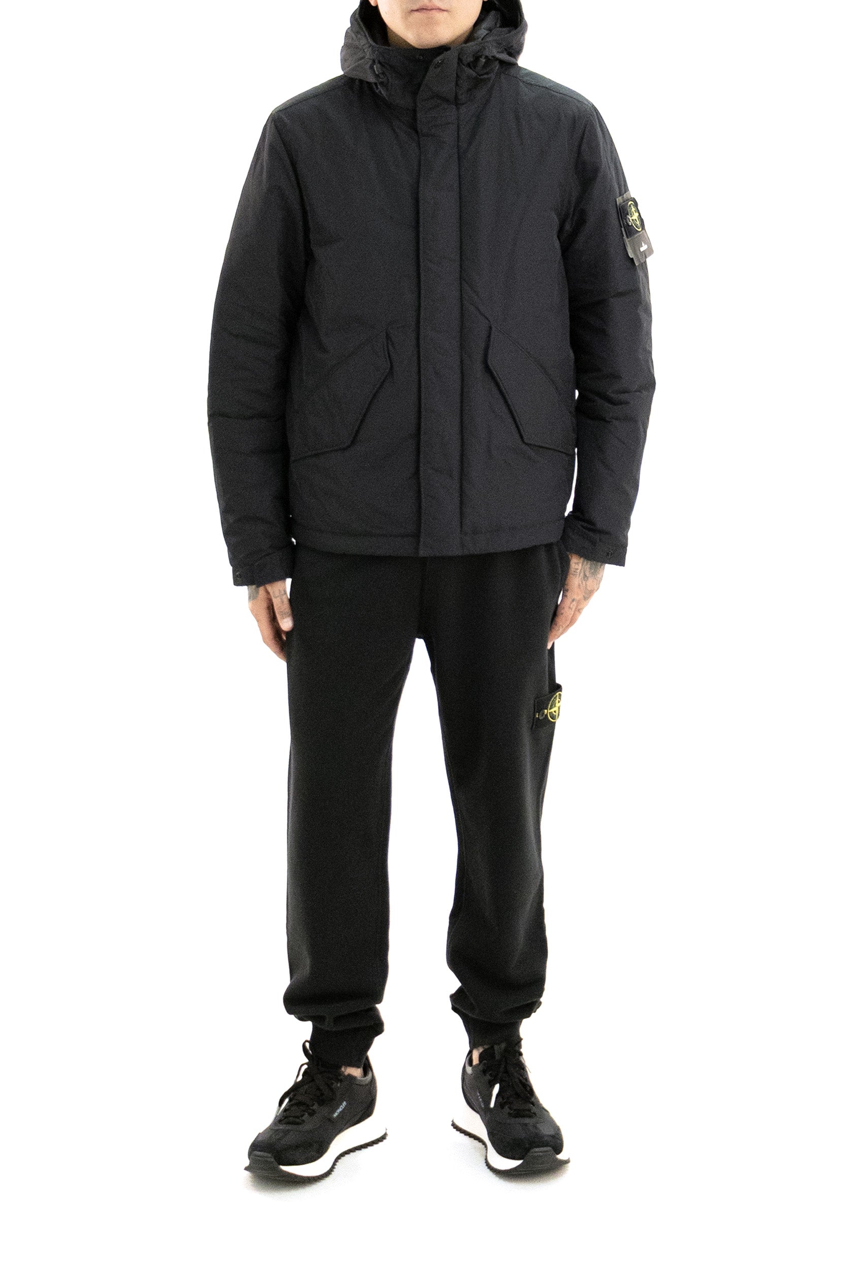 Giacca imbottita in micro twill di colore nero<BR/> L2S154100010 S0A26 V0029 STONE ISLAND 