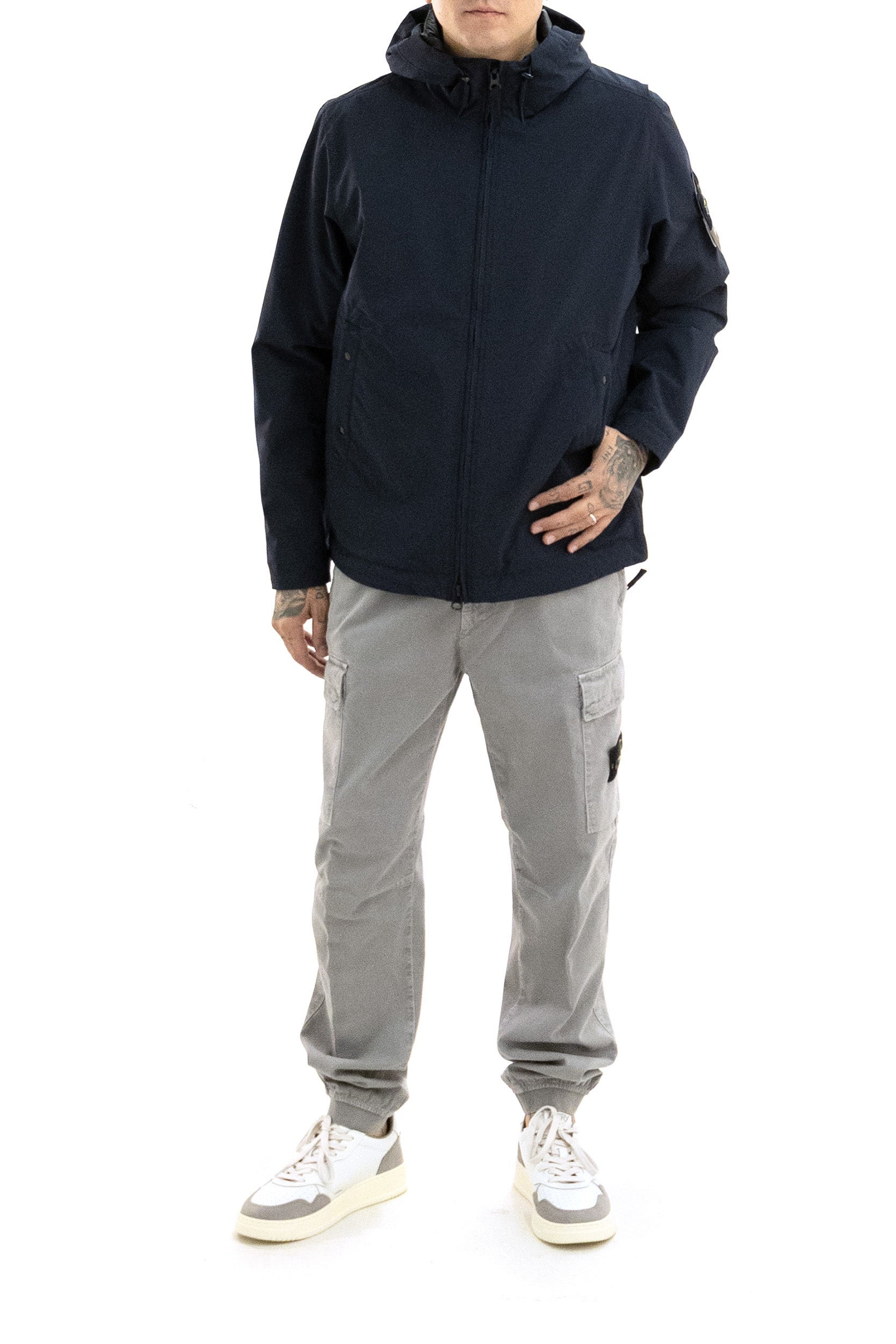 Giacca in tessuto tecnico di colore blu <BR/> L2S154100108 S0A27 V0020 STONE ISLAND 