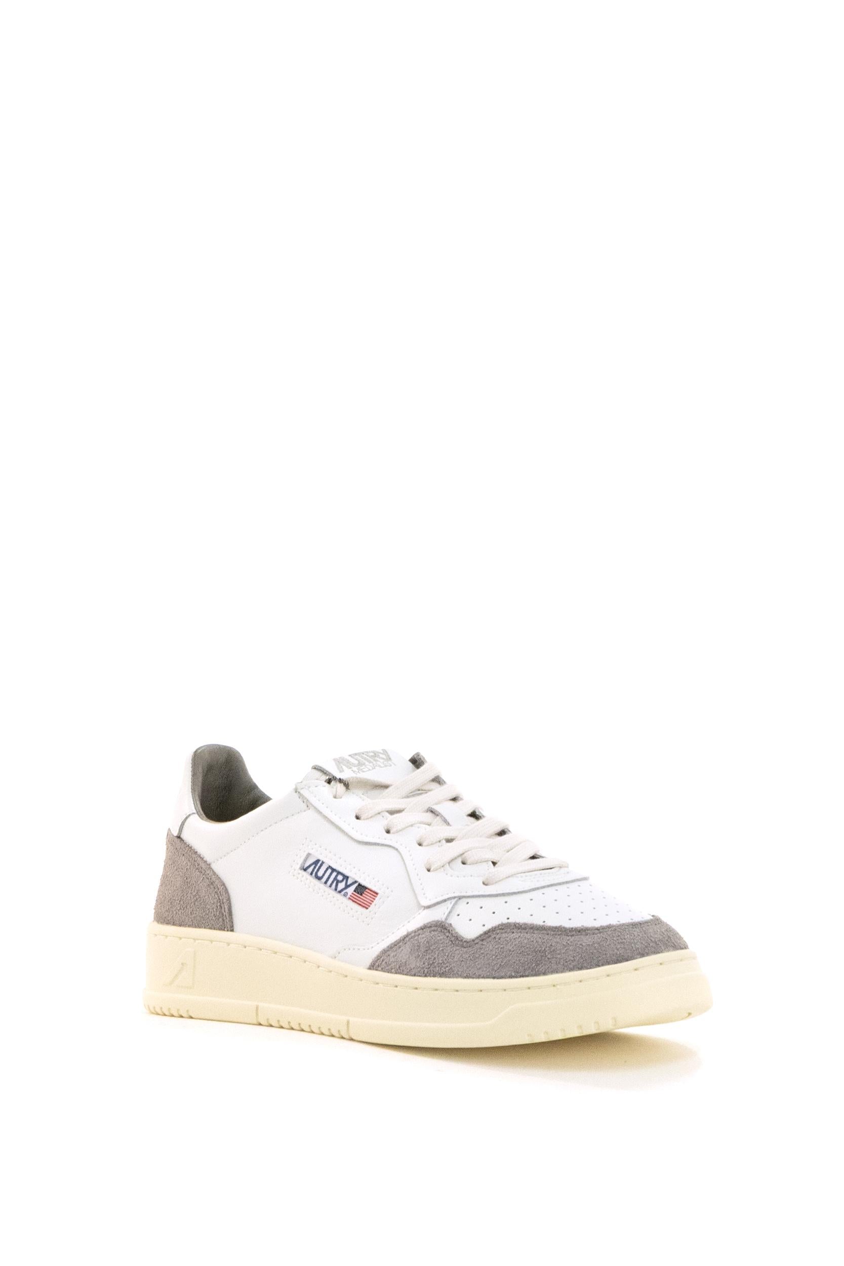 Sneakers Medalist in pelle liscia di colore bianco<BR/> AULM FT15 WHT/CEMENTTO AUTRY 