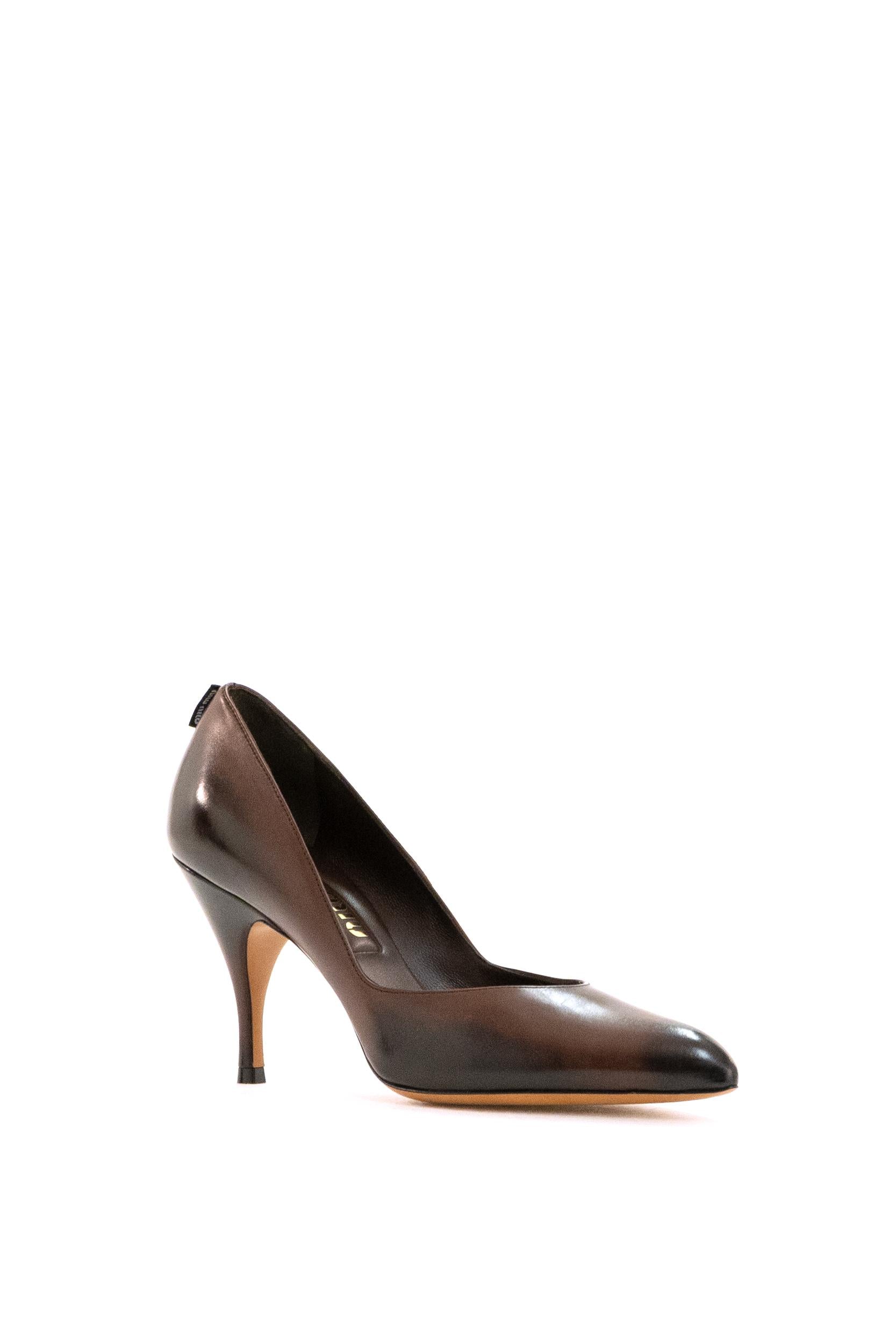 Décolleté in pelle color marrone<BR/> 5I546E F A085 537 F0003 MIU MIU 