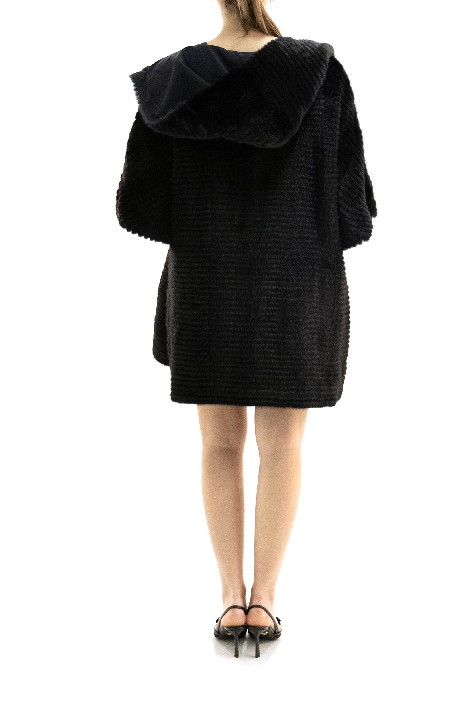 Poncho in Visone con Cappuccio<BR/> FNZ663 AONZ F0GME FENDI 
