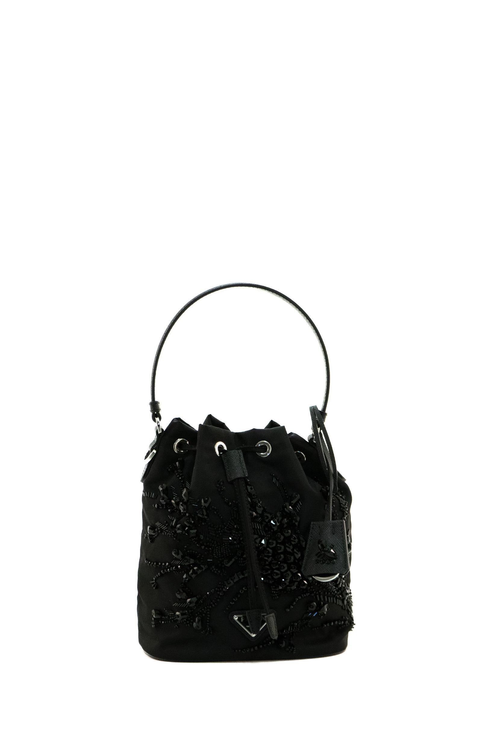 Borsa a secchiello in Re-nylon <BR/> 1BE067 V WRM 2C4Q F0002 PRADA 