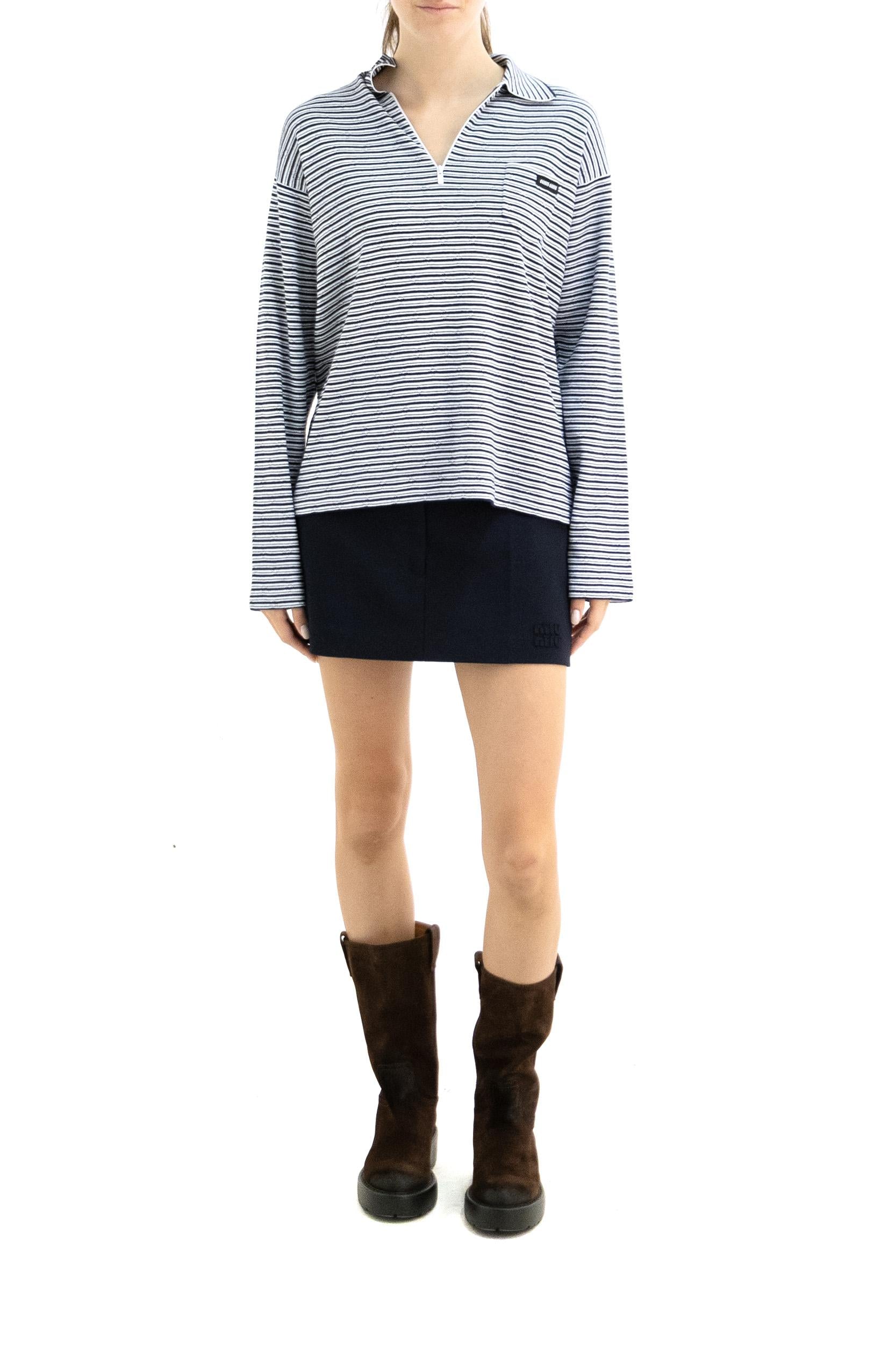 Polo a righe in cotone cashmere e seta di colore bianco e blu<BR/> MML06P S OOO 195I F0UB0 MIU MIU 