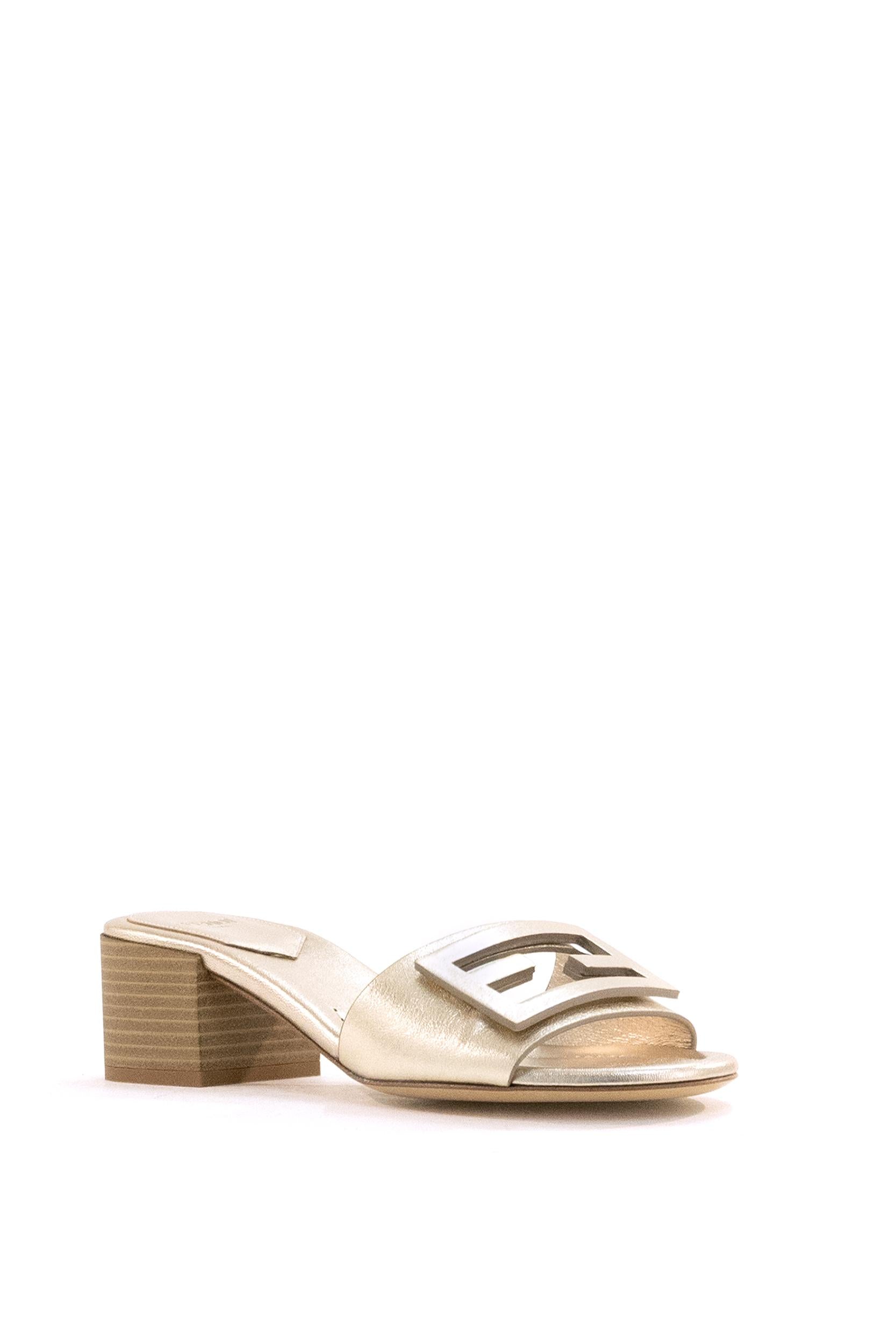 Sandali Baguette in pelle laminata color platino<BR/> 8R8862 AY1R F0VF1 FENDI 