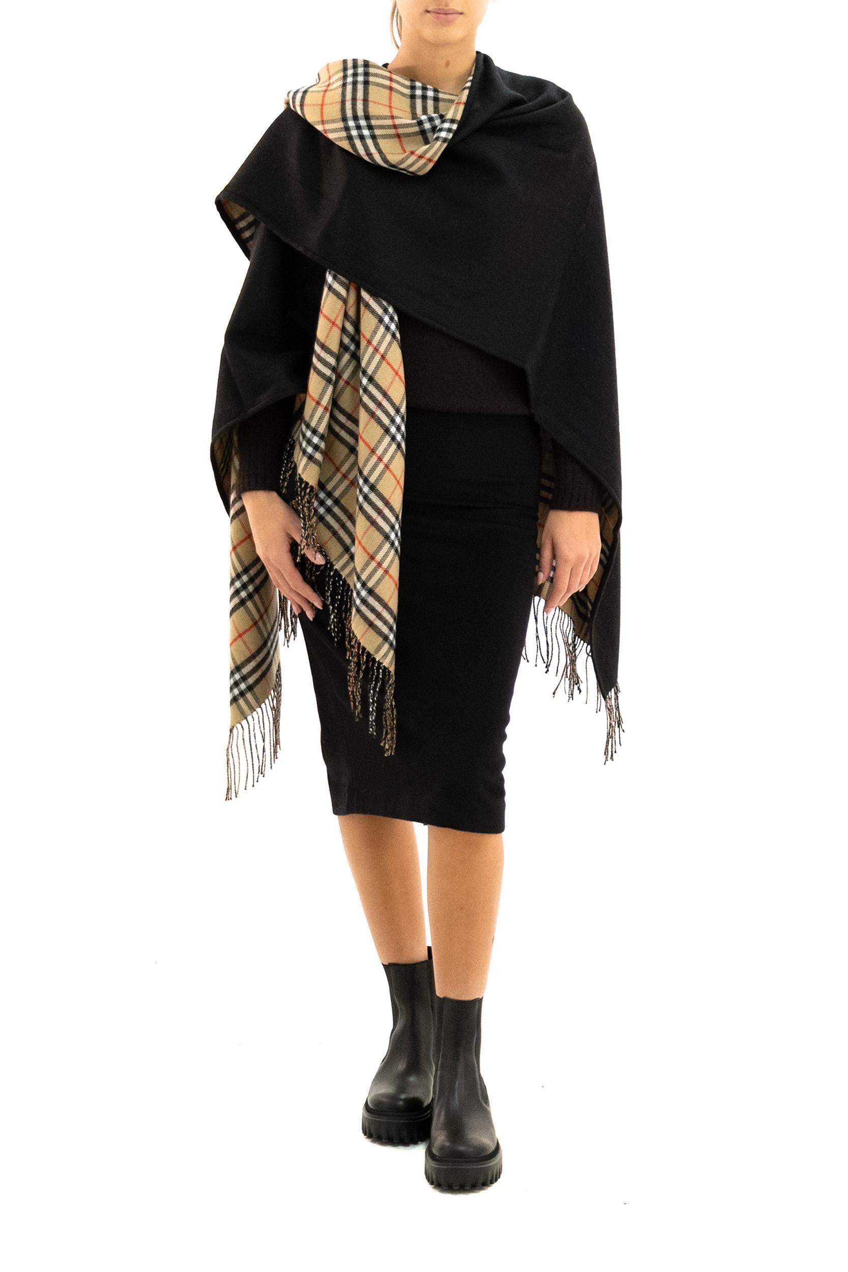 Mantella reversibile in lana ChecK<BR/> 8077897 BLACK BURBERRY 