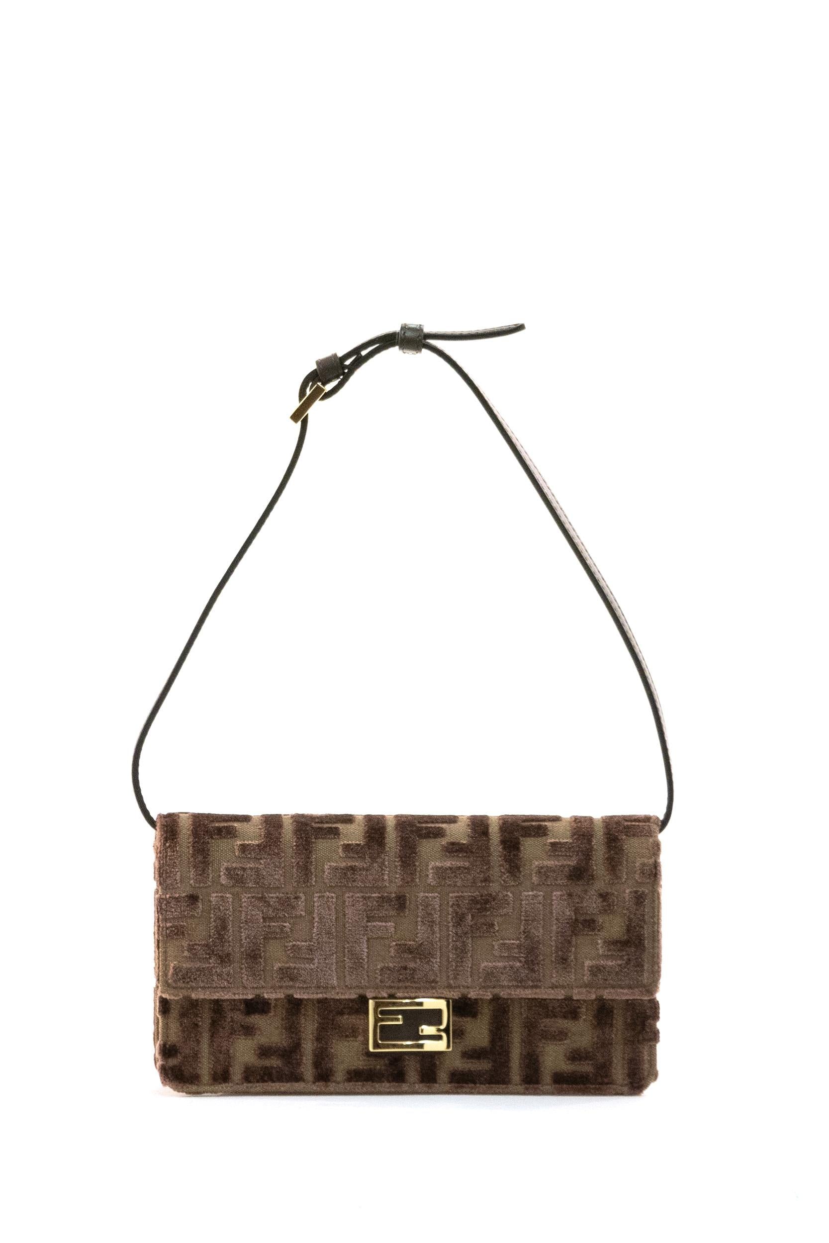 Portafoglio Baguette in velluto jaquard con motivo FF a rilievo di colore marrone <BR/> 8M0498 AT14 F0L1B FENDI 