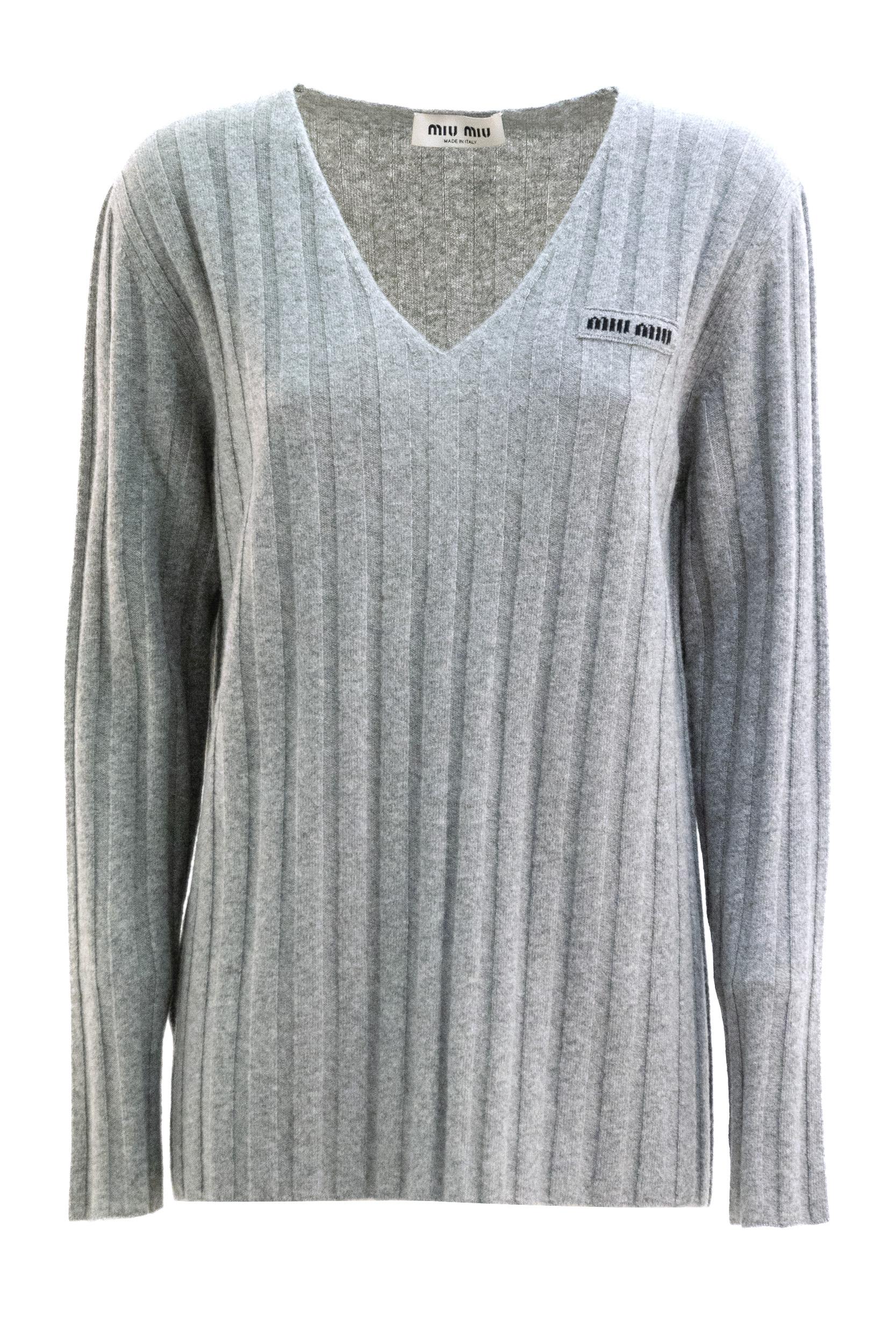 Pullover in lana e cashmere a coste di colore grigio<BR/> MML02P S OOO 17JA F0031 MIU MIU 