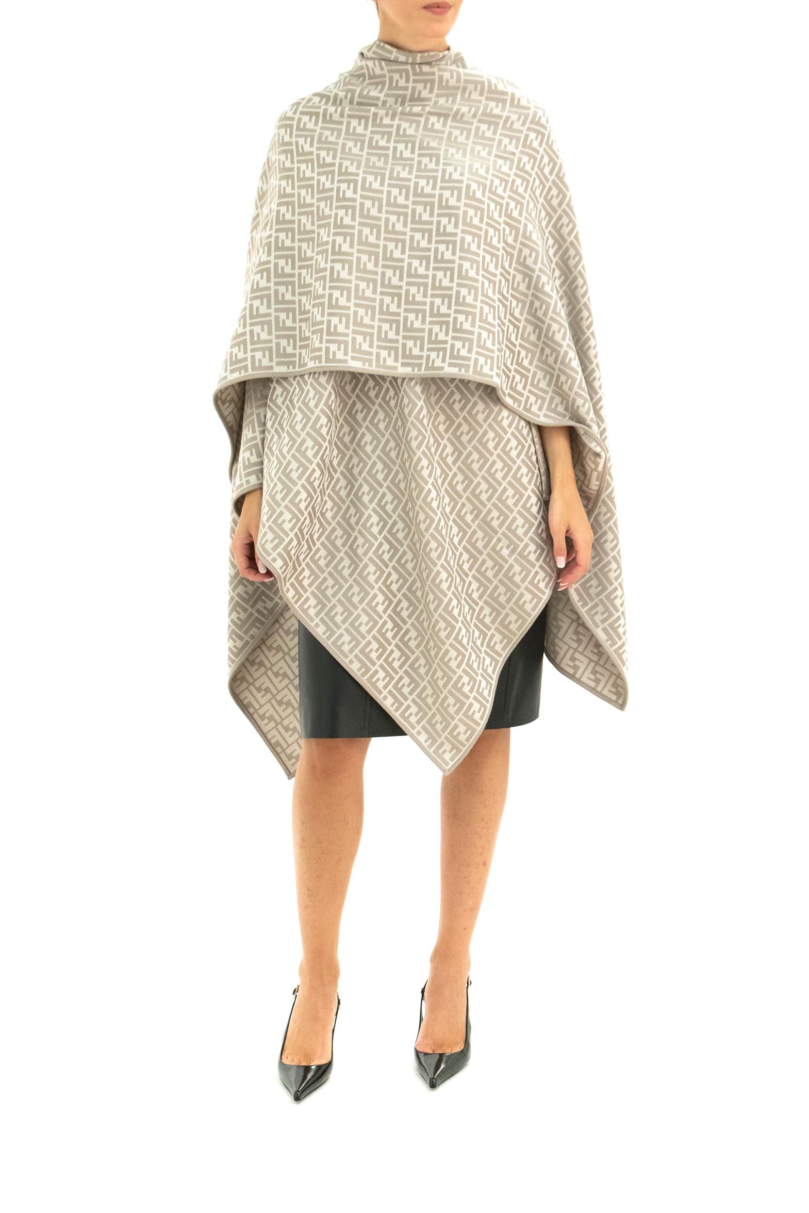 Poncho leggero dai volumi avvolgenti di colore beige<BR/> FXX782 AQ8G F0QZ0 FENDI 