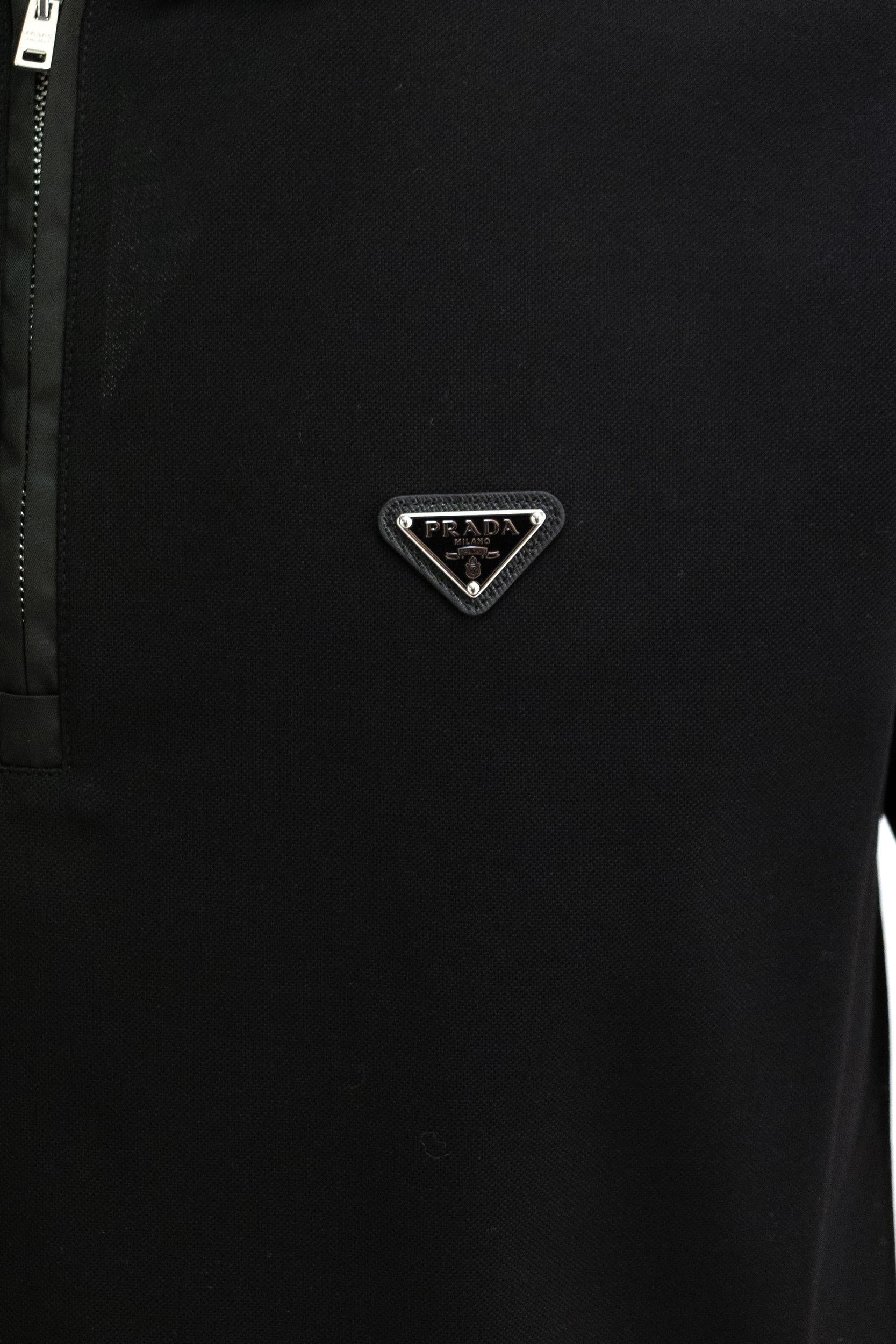 Polo in piqué di colore nero con dettagli in Re-Nylon<BR/> UJN903 S WMO 1866 F0002 PRADA 