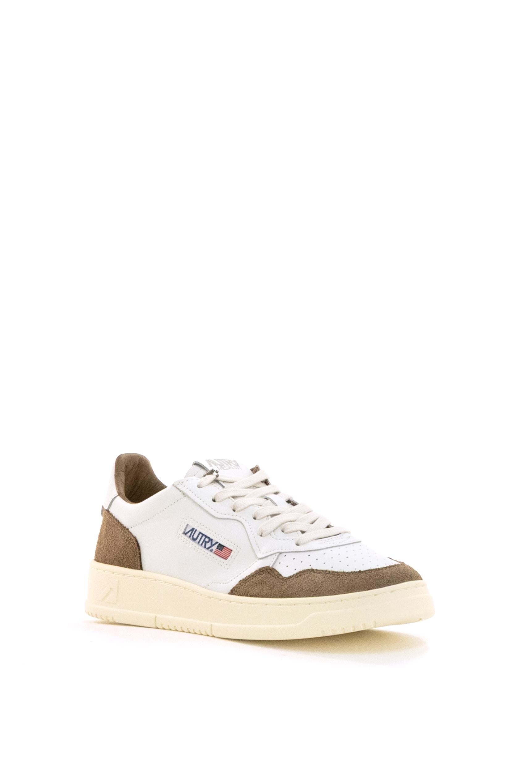 Sneakers Medalist in pelle liscia di colore bianco<BR/> AULM FT17 WHT/TABACCO AUTRY 