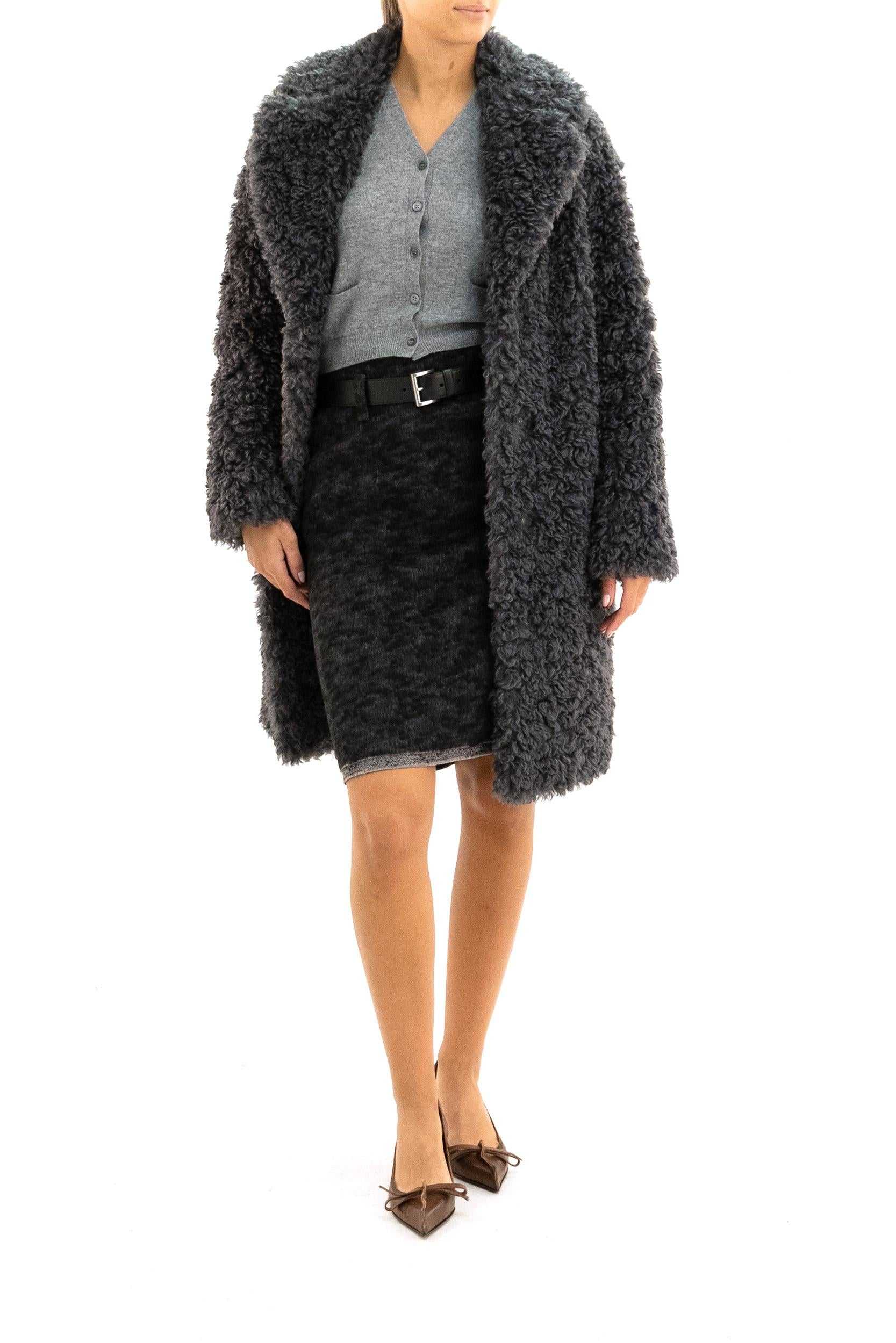 STAND STUDIO Cappotto lungo in pelliccia sintetica di colore grigio scuro <BR/> 61137-9061 81030 STAND STUDIO 