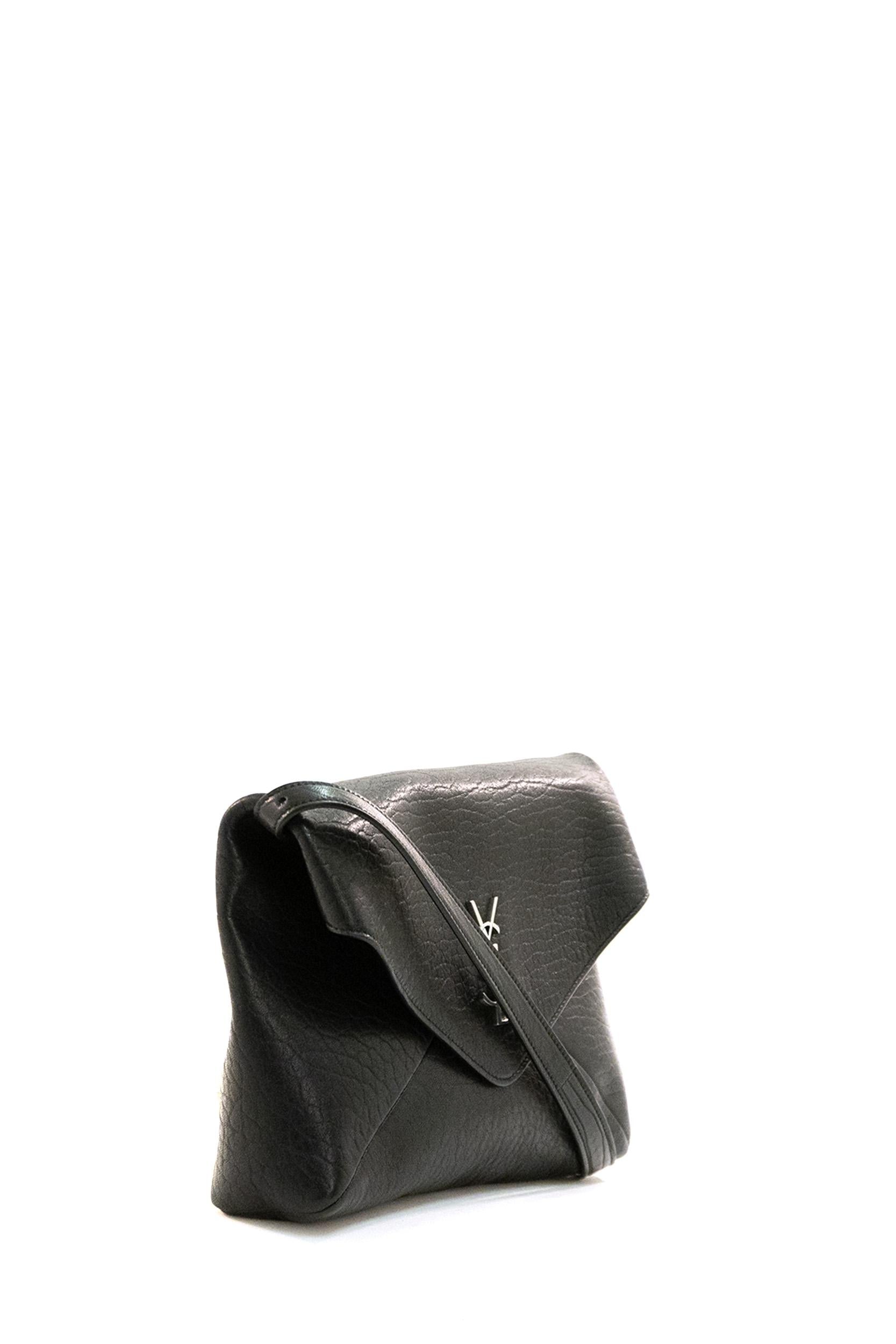 Messanger Envelope in pelle martellata color nero<BR/> 801490 AACIU 1000 SAINT LAURENT 