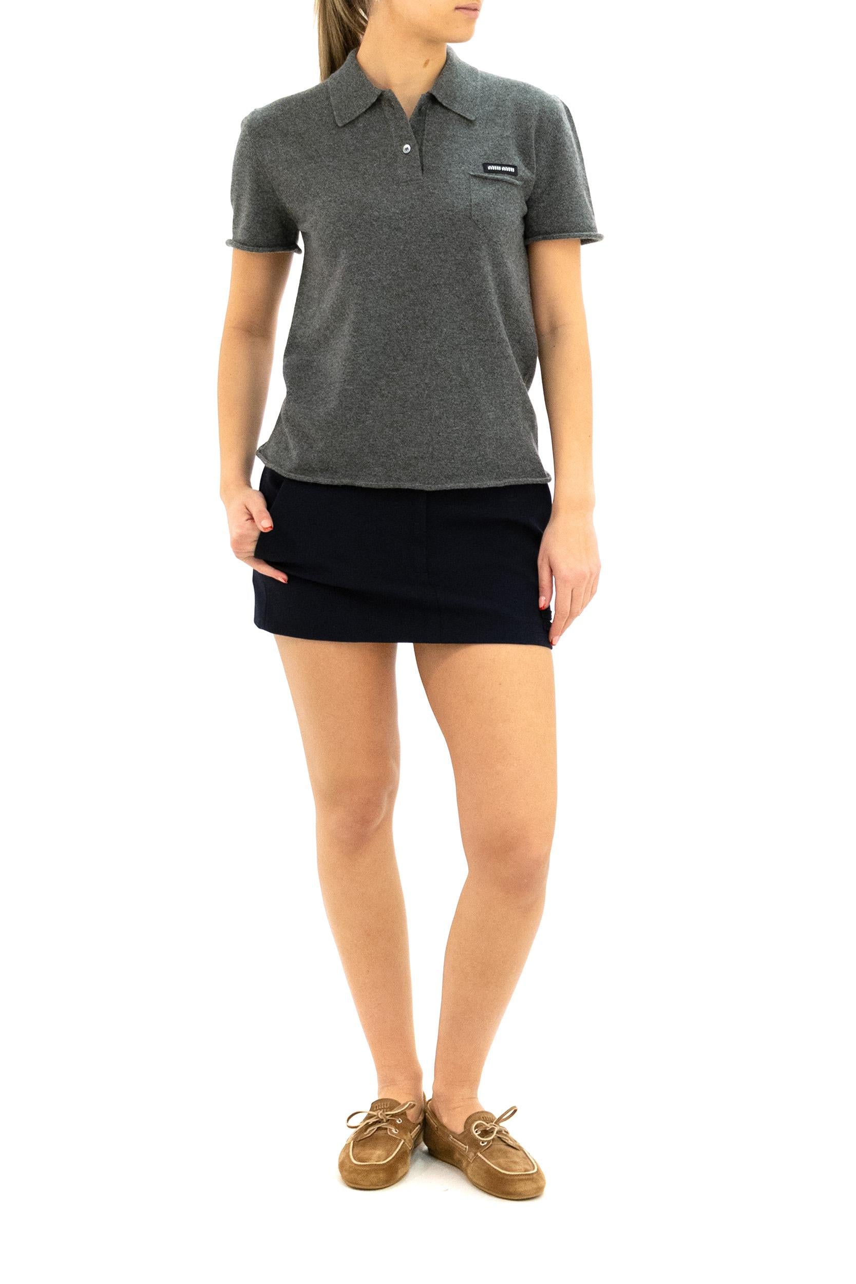 Polo in cashmere di colore grigio<BR/> MML01V S OOO 19DJ F0480 MIU MIU 